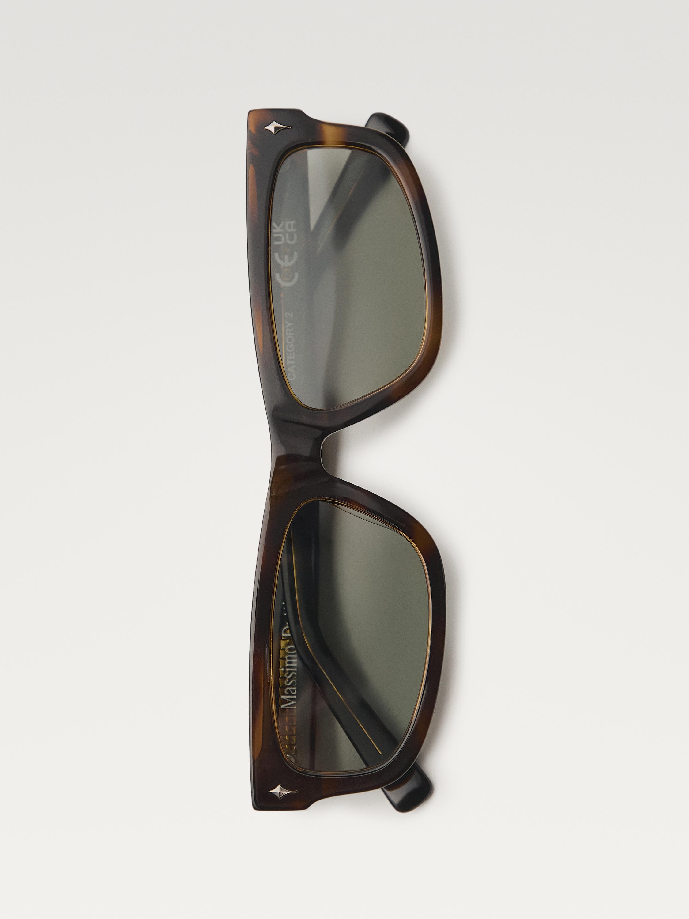 Kalın çerçeveli ve koyu camlı kahverengi güneş gözlüklerinin önden görünümü. Görünür metin: "CATEGORY 2".