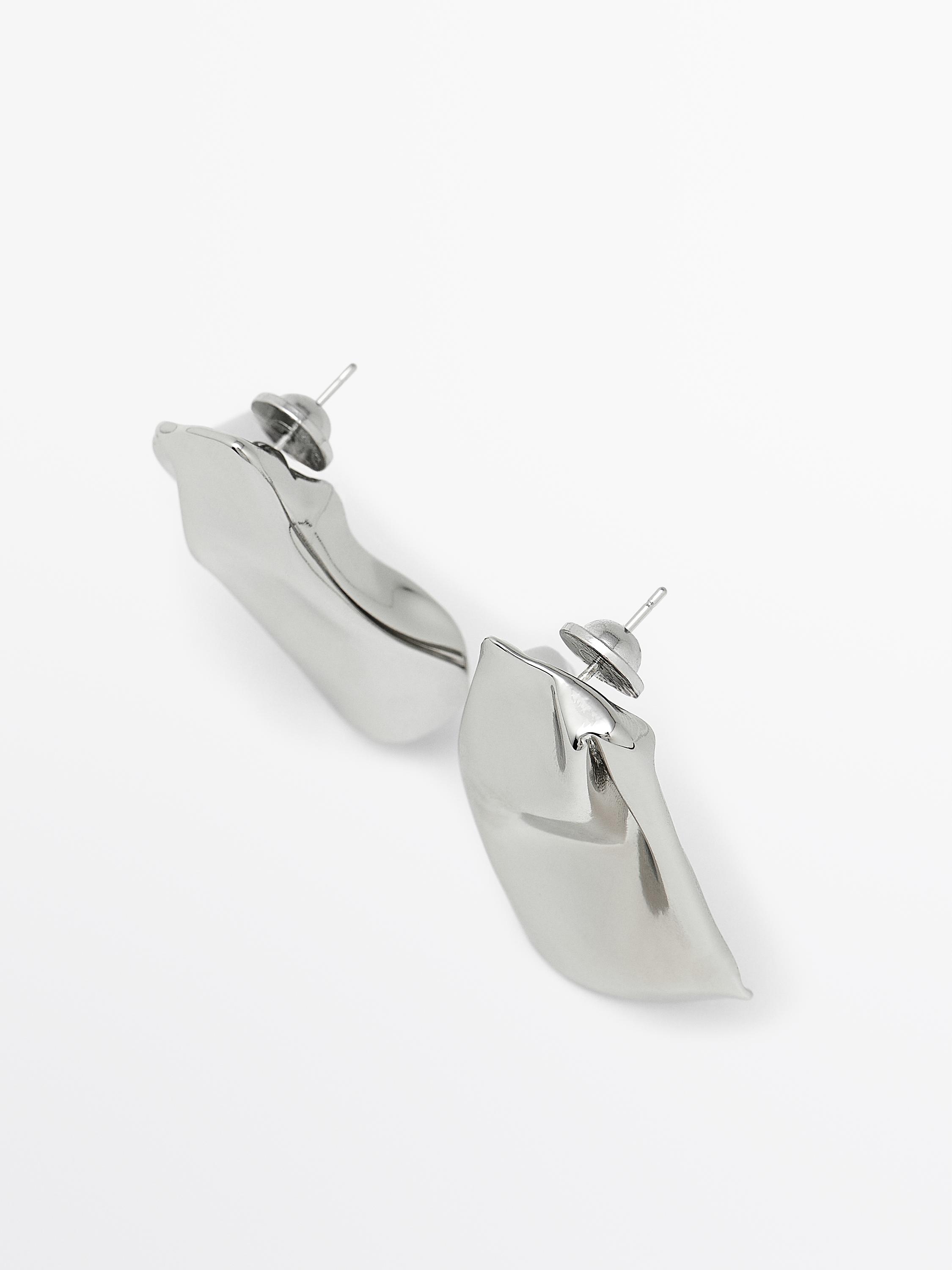 Medium-sized earrings with pleats