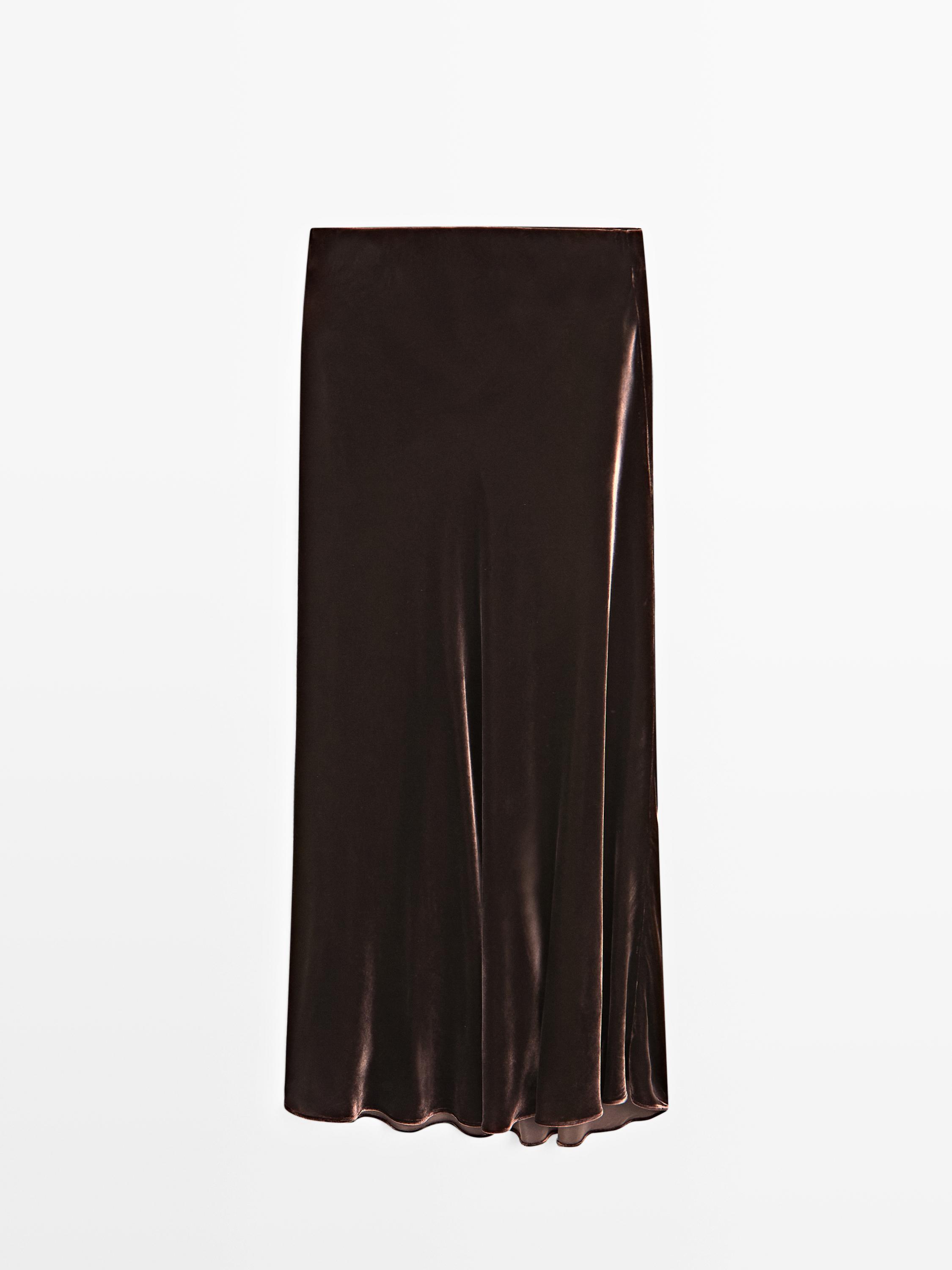 تنورة مخملية جرسية طويلة