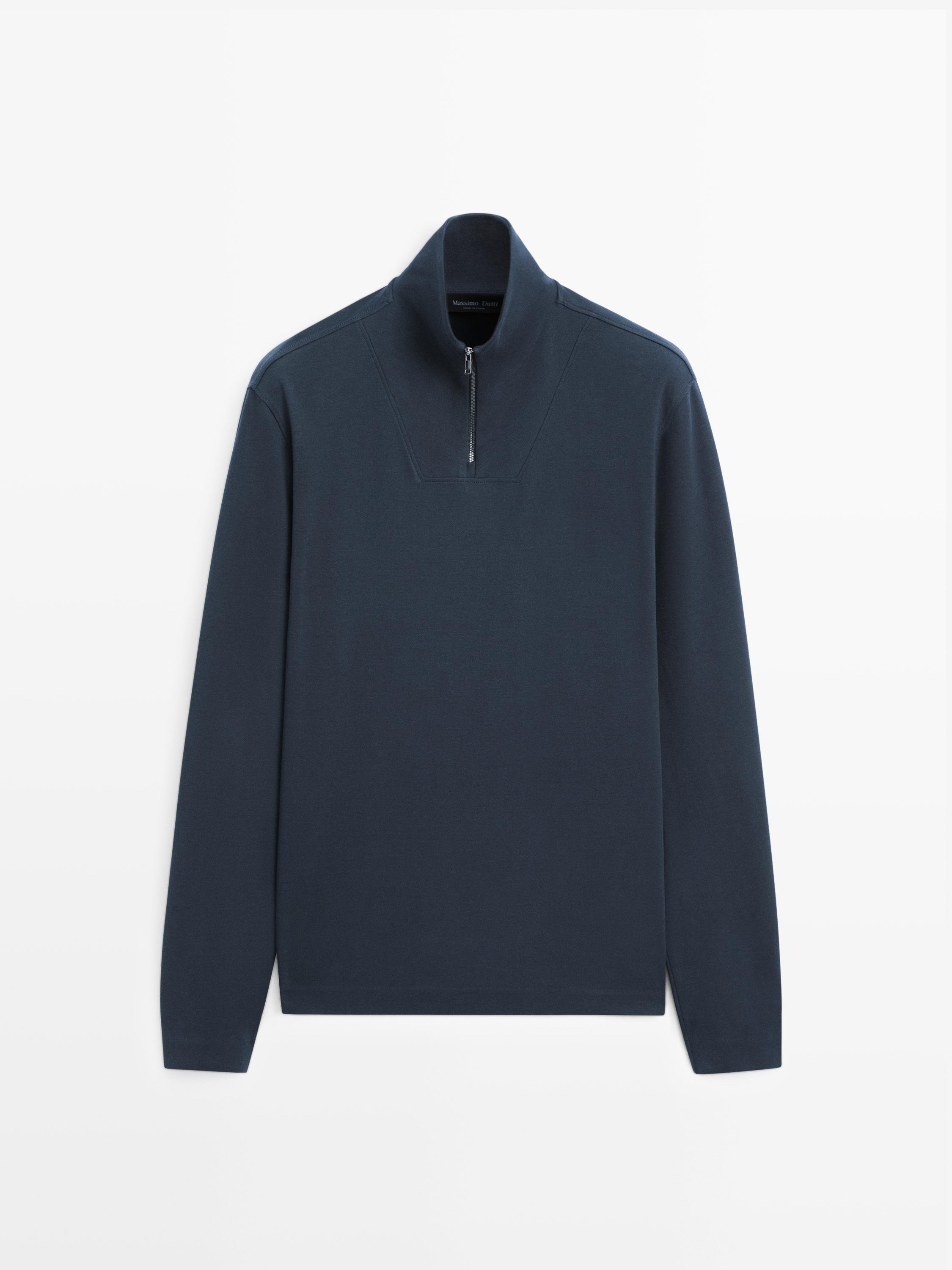 Vue de face d'un pull bleu marine avec fermeture éclair au col montant et manches longues.