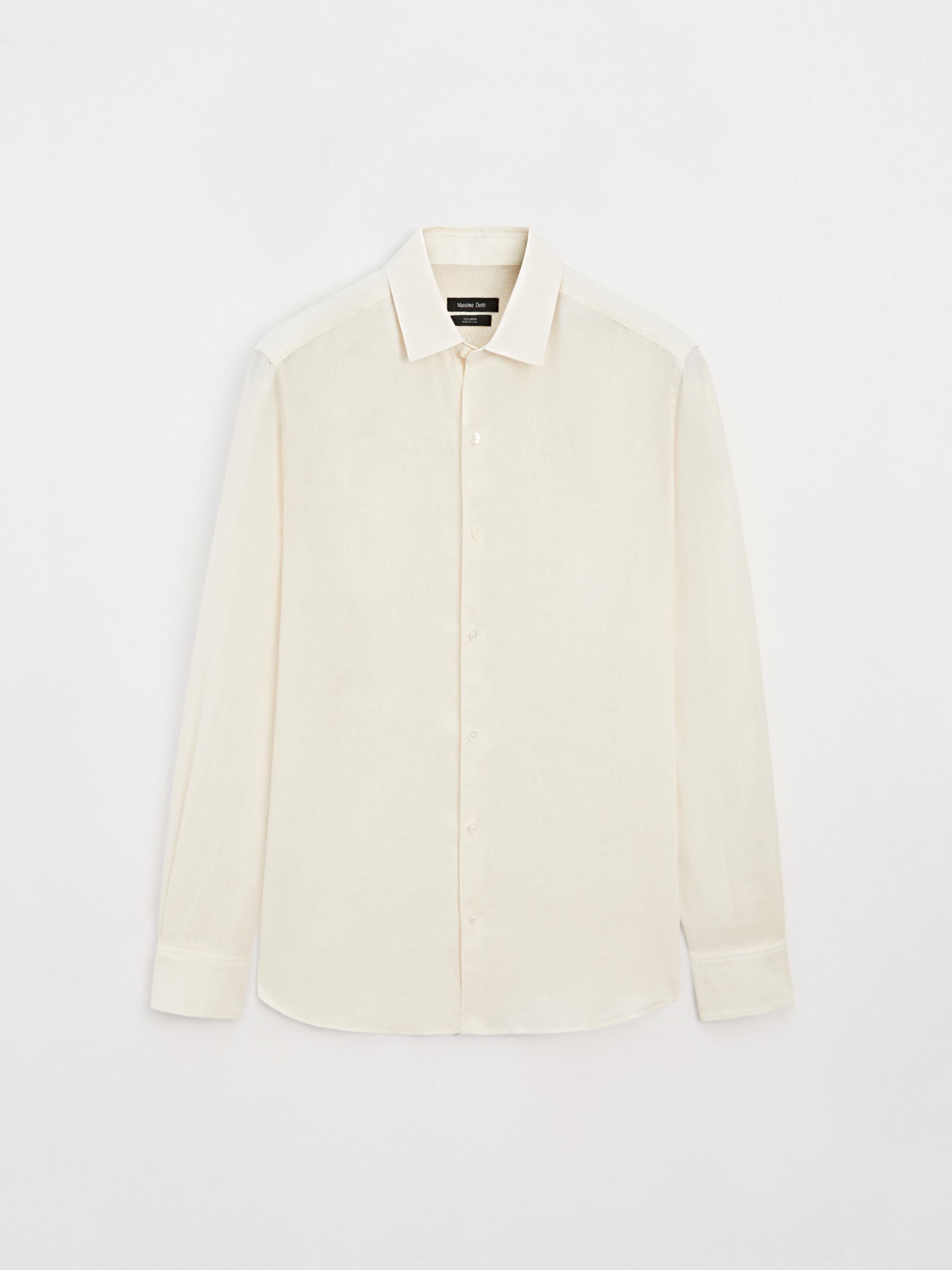 Widok z przodu beżowej koszuli z długim rękawem, o kroju slim fit, z klasycznym kołnierzykiem i zapięciem na guziki z przodu.