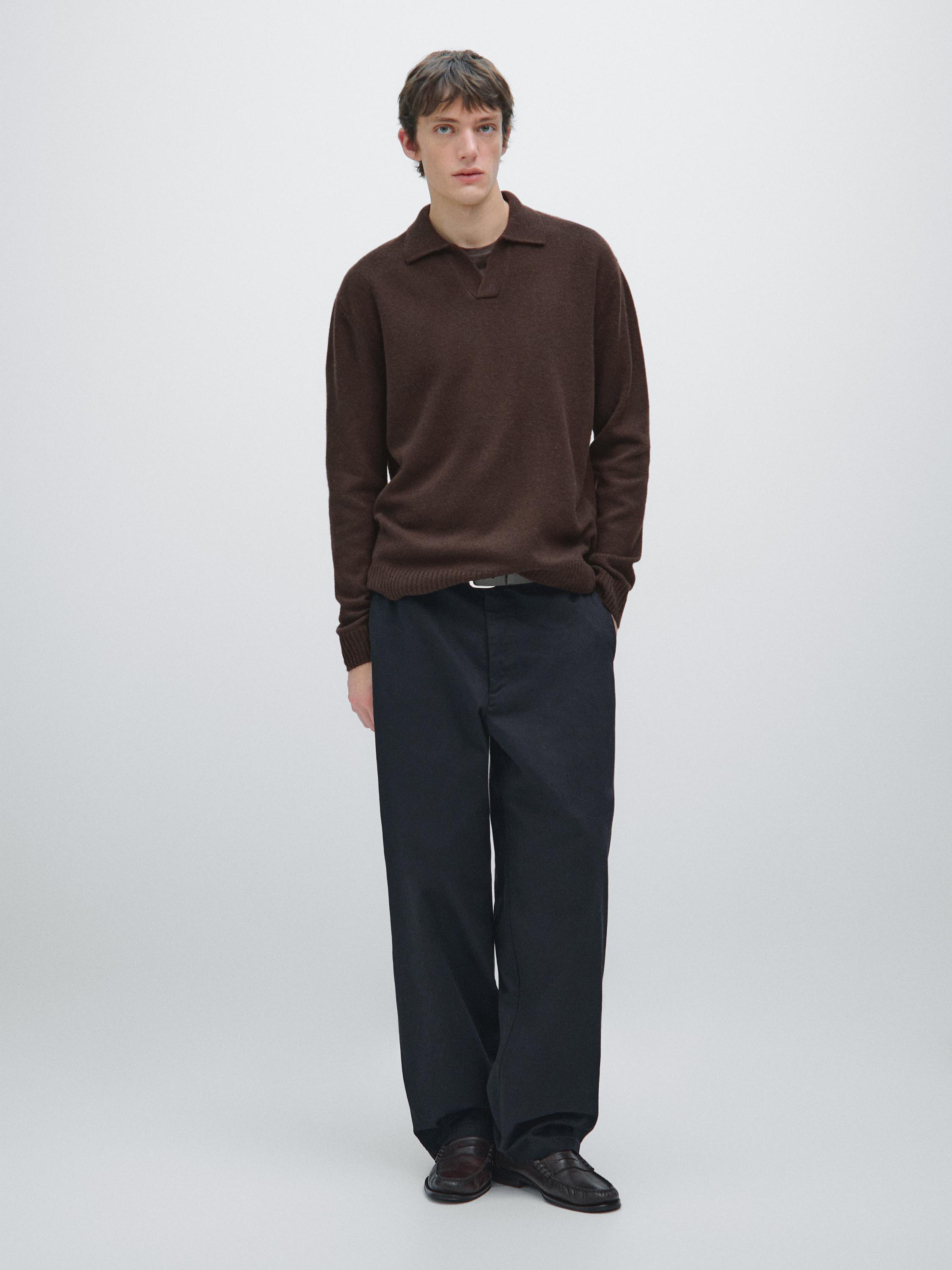 Maišytos vilnos trikampe iškirpte megztinis su polo apykakle