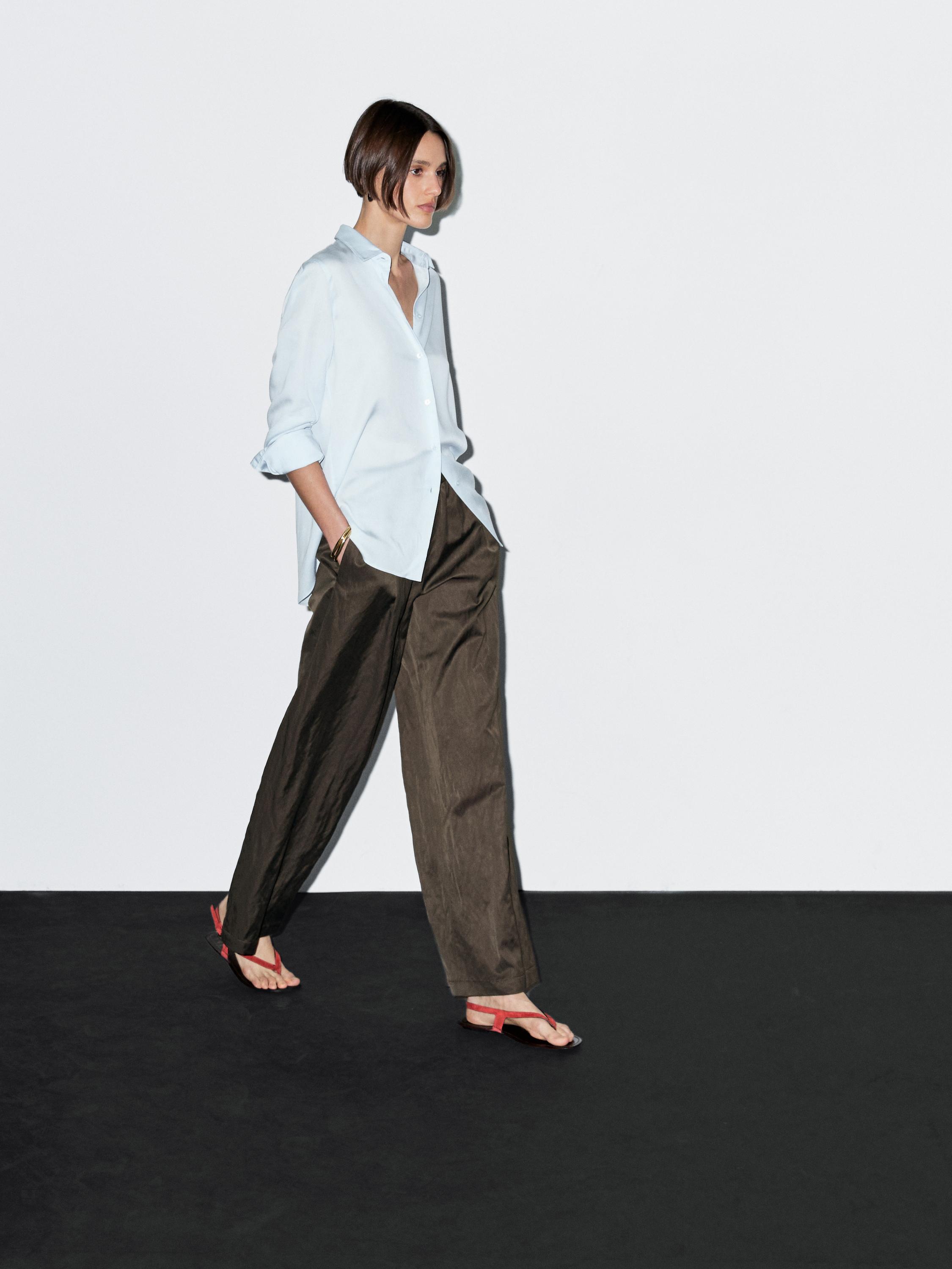 Pantalón ancho satinado efecto arrugado