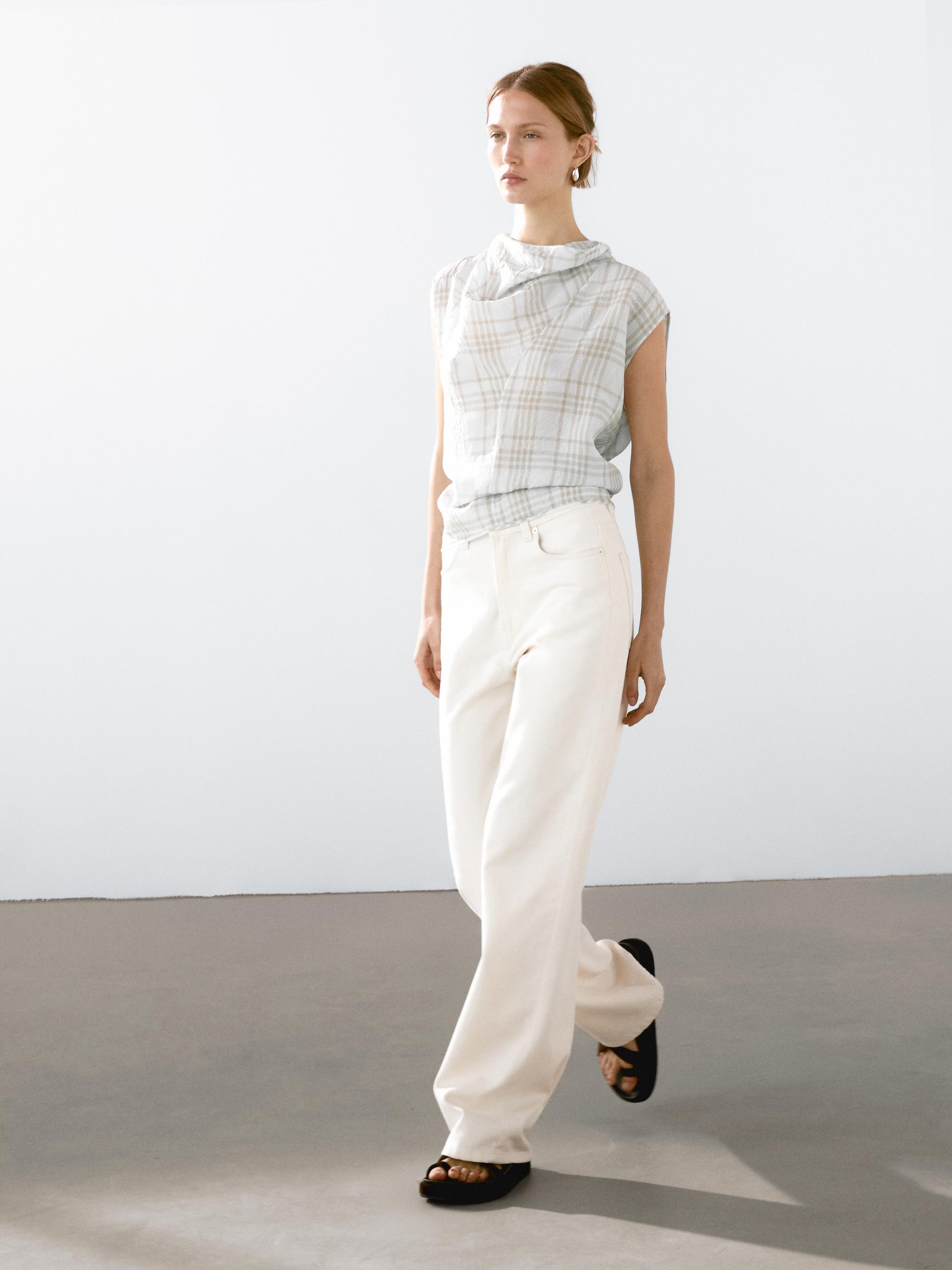 توب بياقة ملتفة ومربعات