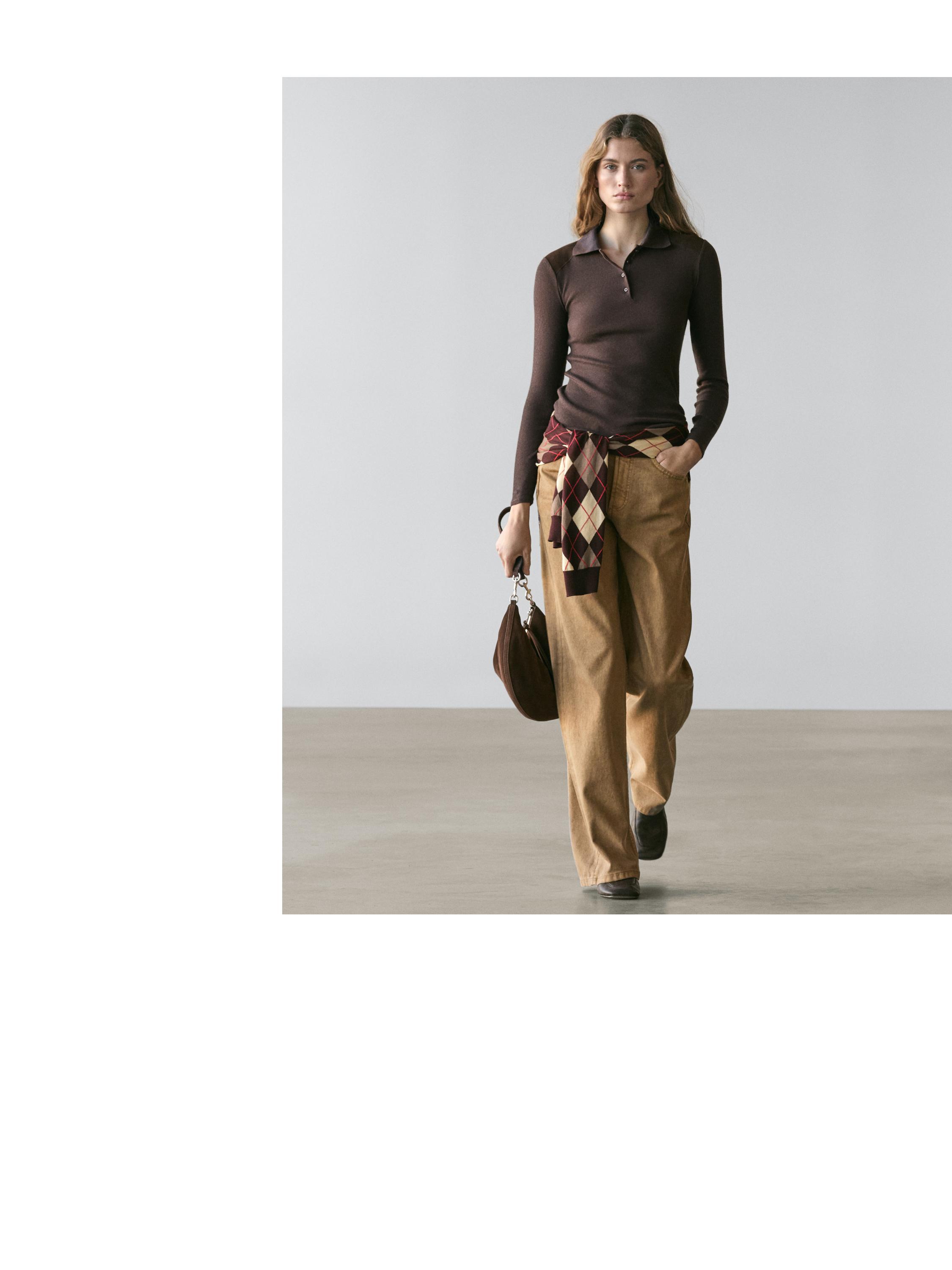 Pruun pikkade varrukatega polosärk ja beežid püksid. Ruuduline särk vöökohale seotud.