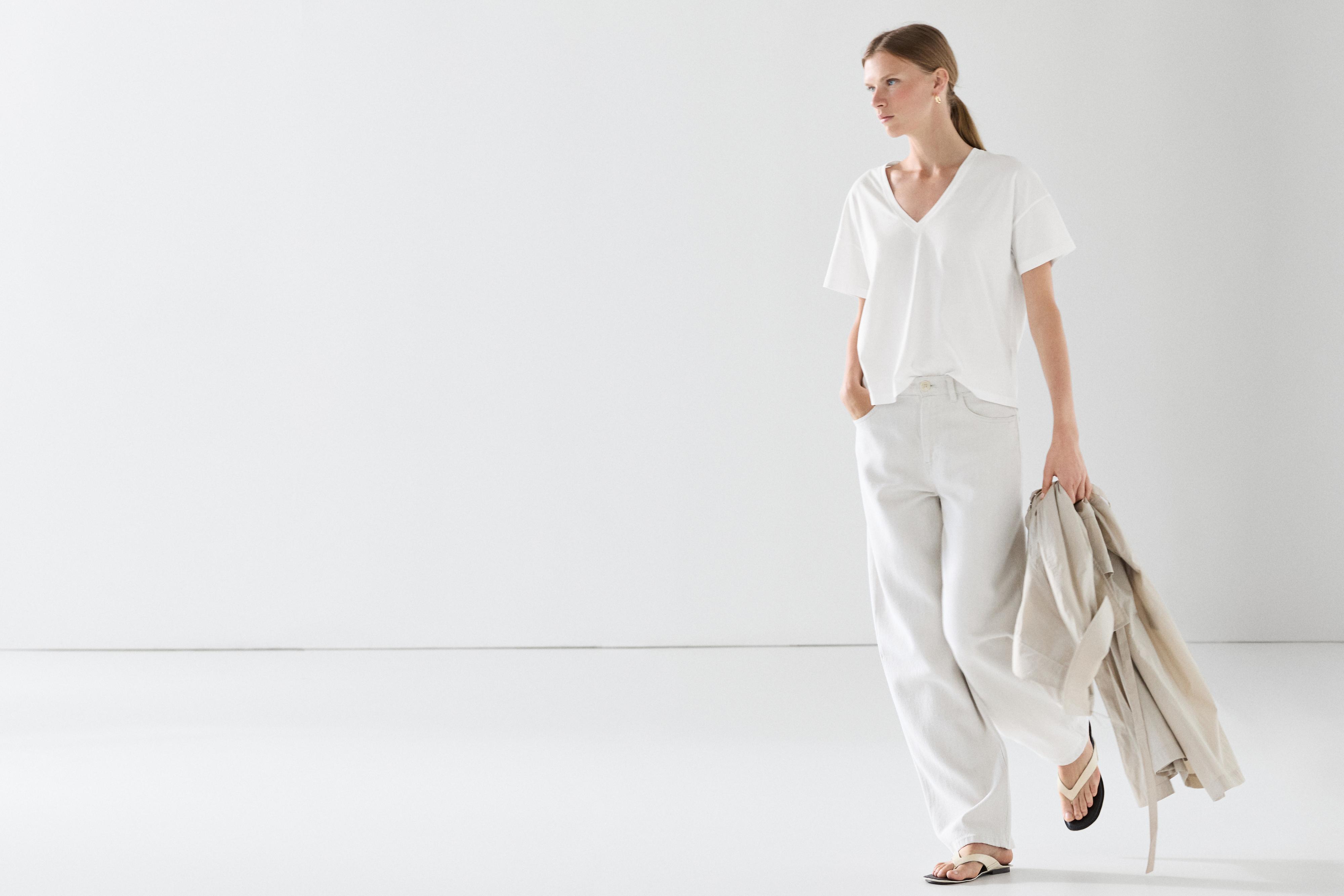 Flowing cropped fit V-neck T-shirt — WHITE