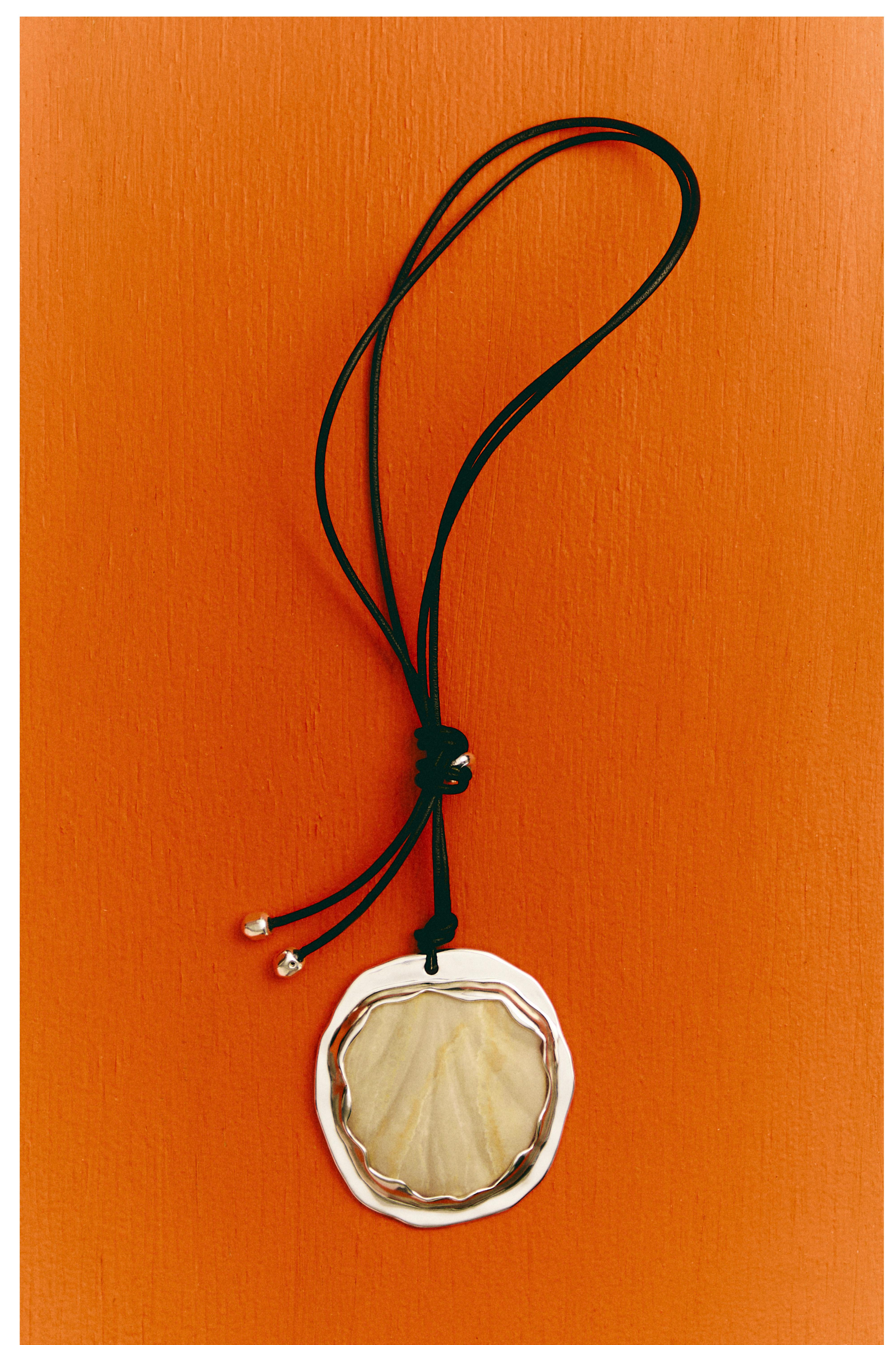 Shell and stone pendant necklace — SILVER