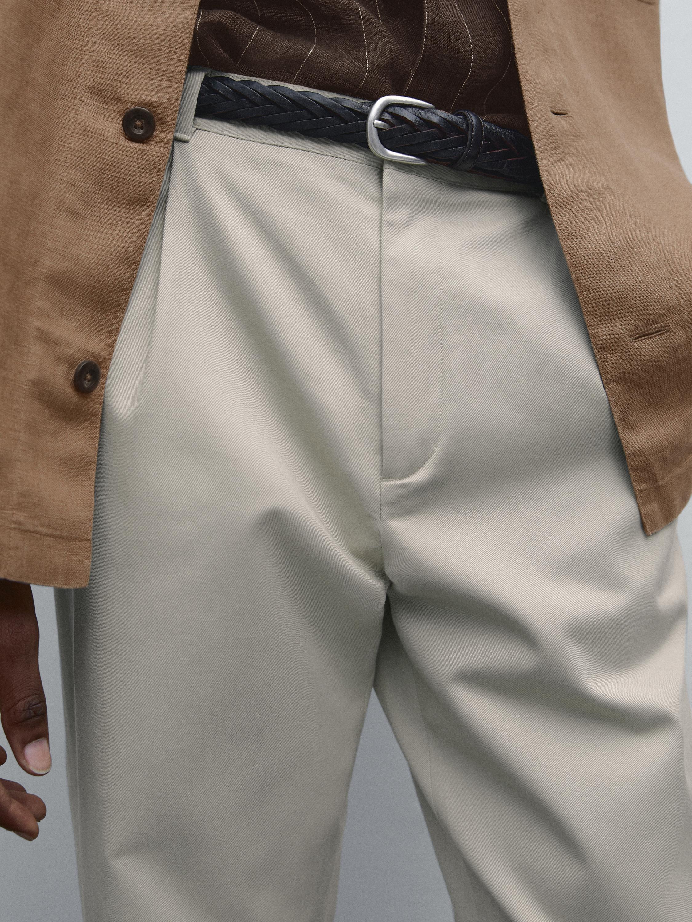 Pantalón straight fit detalle pinza