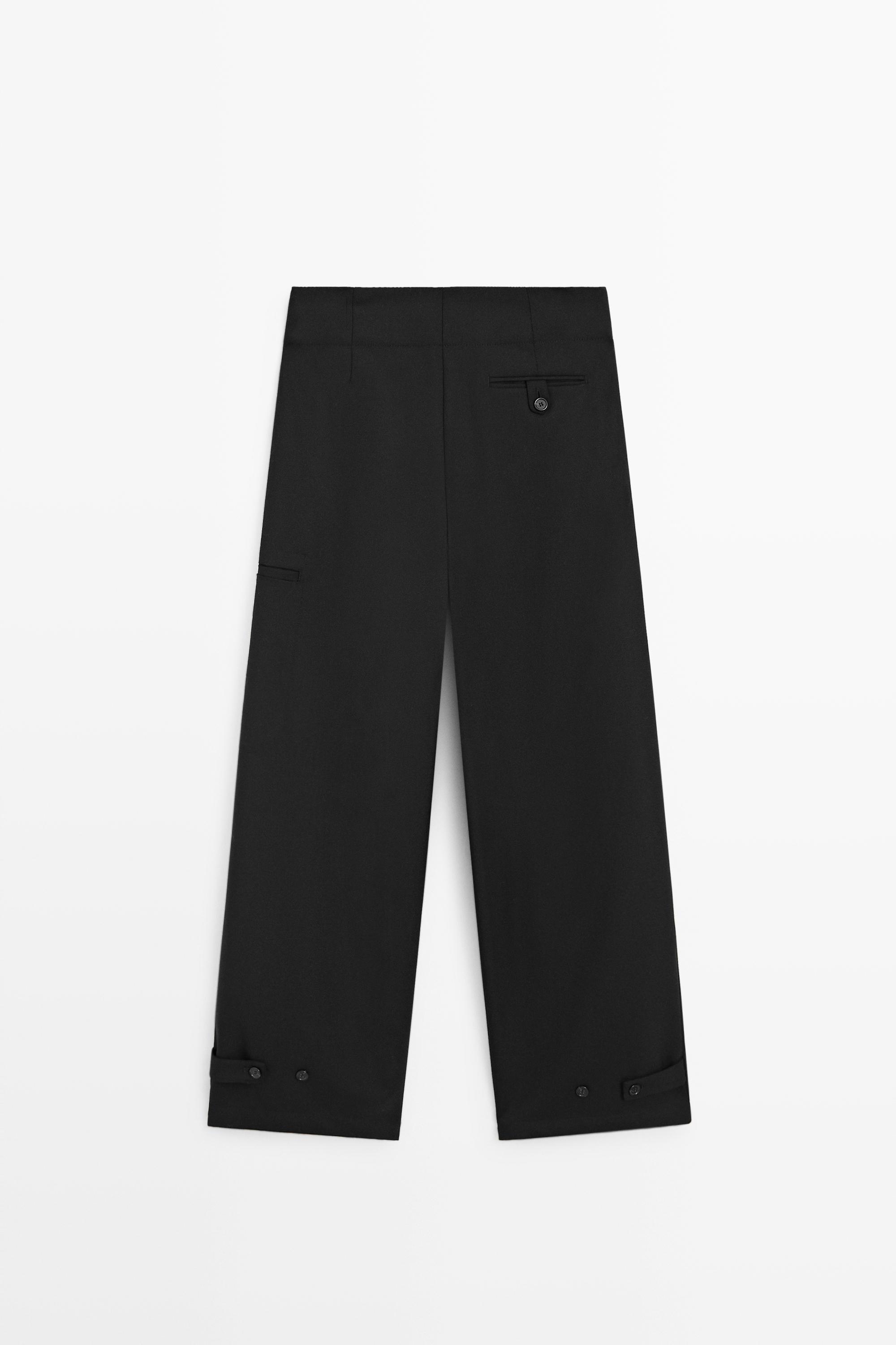Pantalón cargo detalle bajo botón