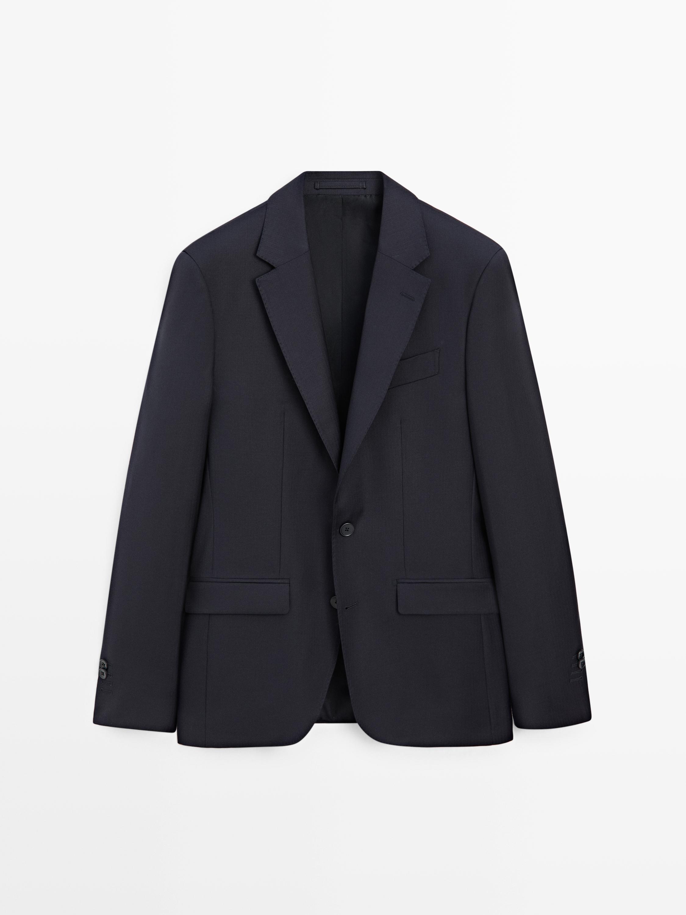 Vista frontal d'americana blau marí amb solapes d'osca, tancament de dos botons i butxaques davanteres amb solapa.