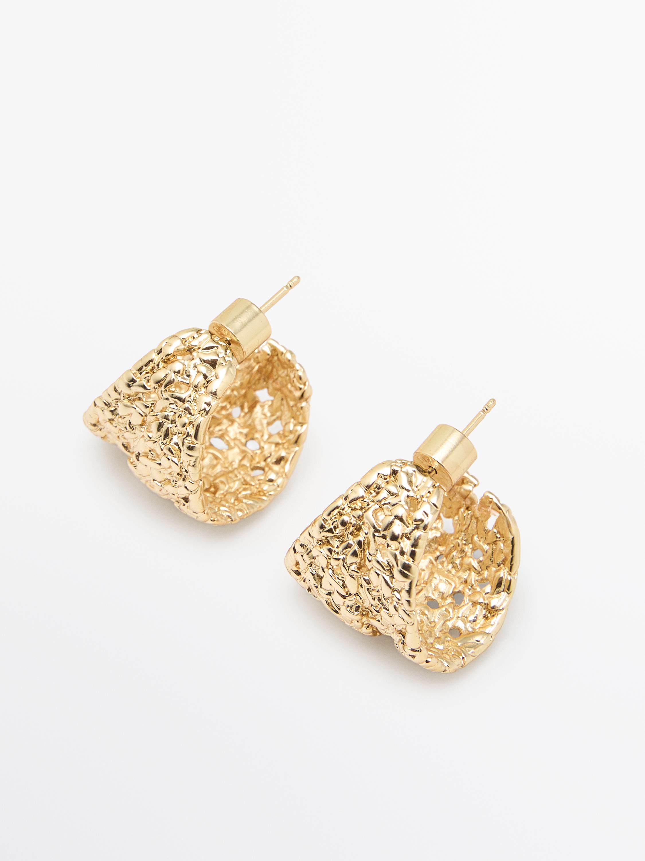 Anting-anting lingkaran bertekstur anyaman