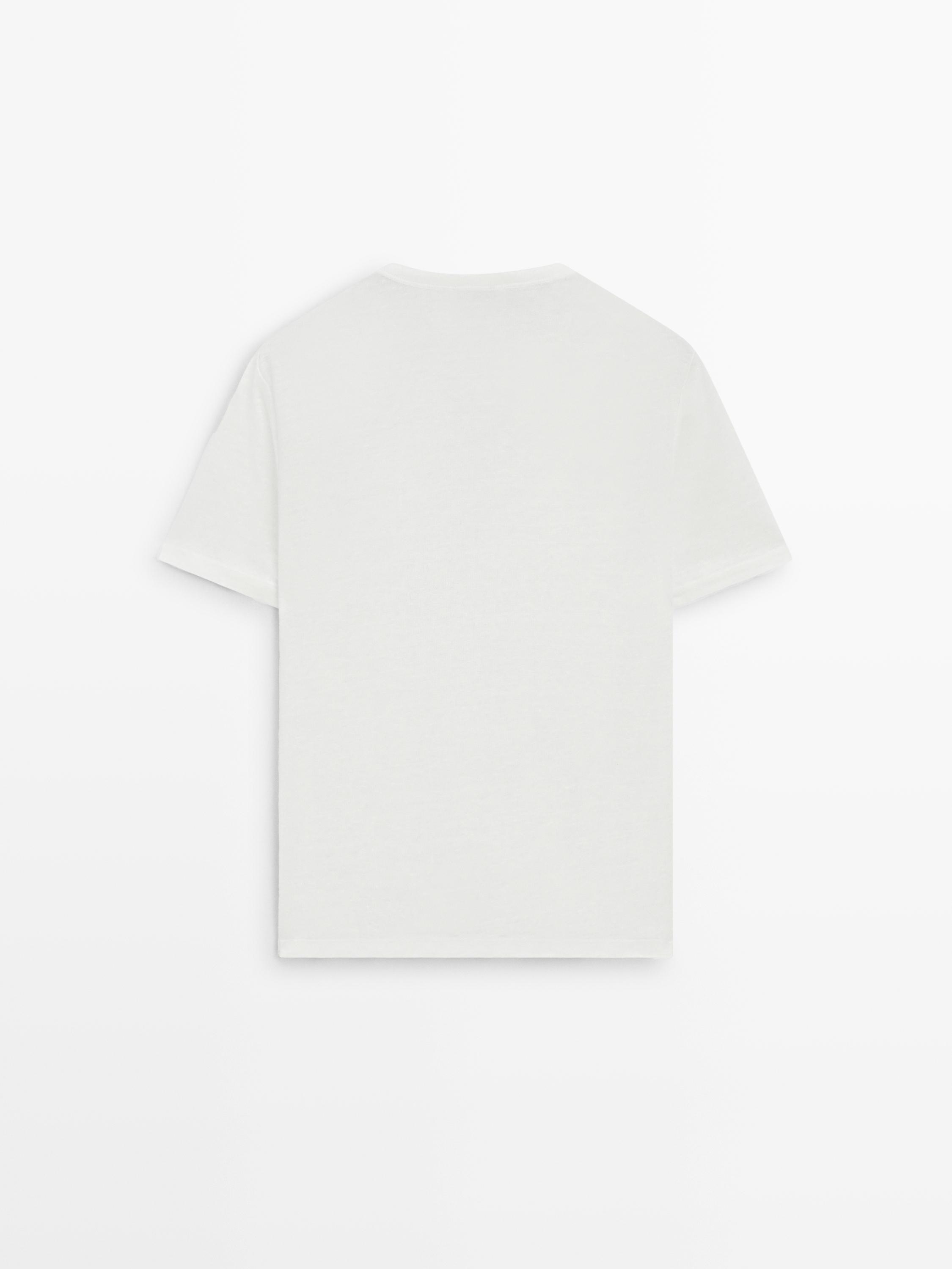 Vue arrière d'un t-shirt à manches courtes blanc cassé.