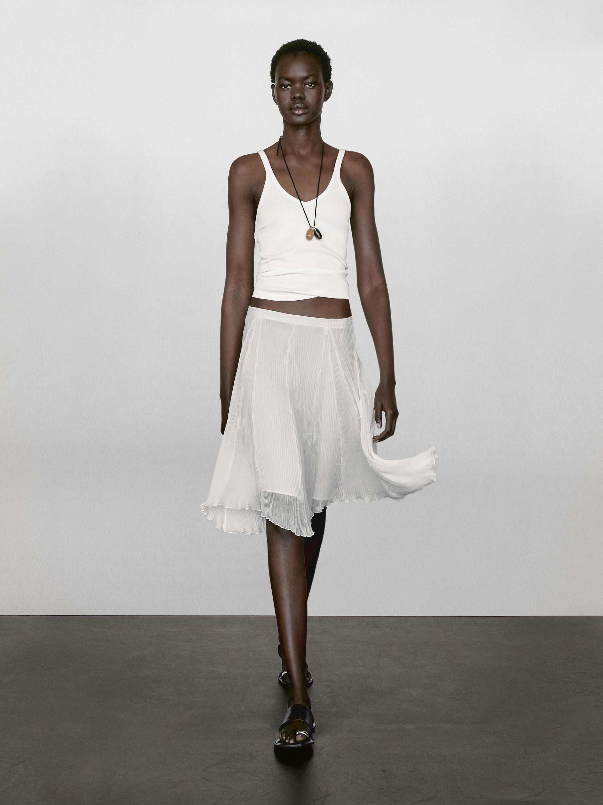 Top escote pico tejido rib · Crudo, Marrón · Camiseta | Massimo Dutti