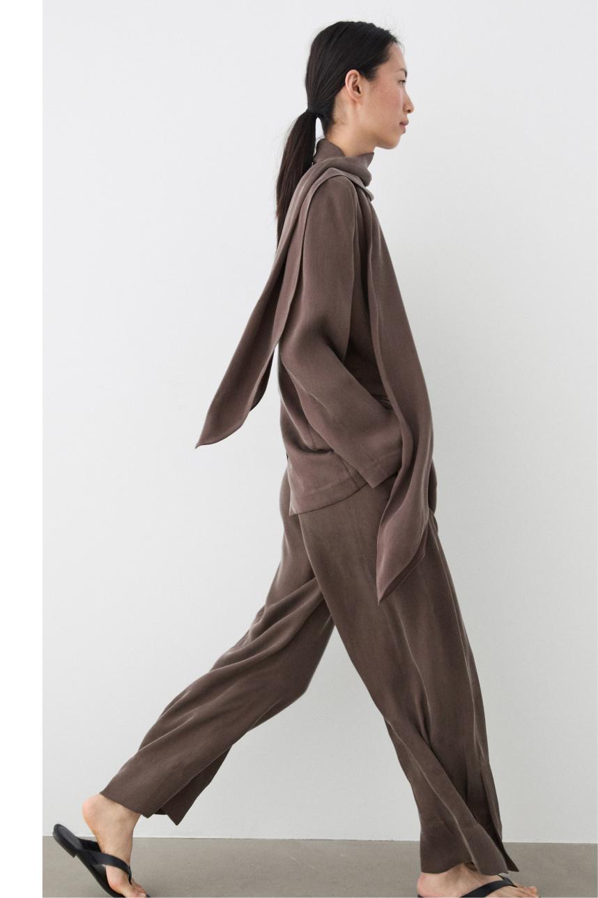 Total look flowing trousers with buttoned hems — PLUM