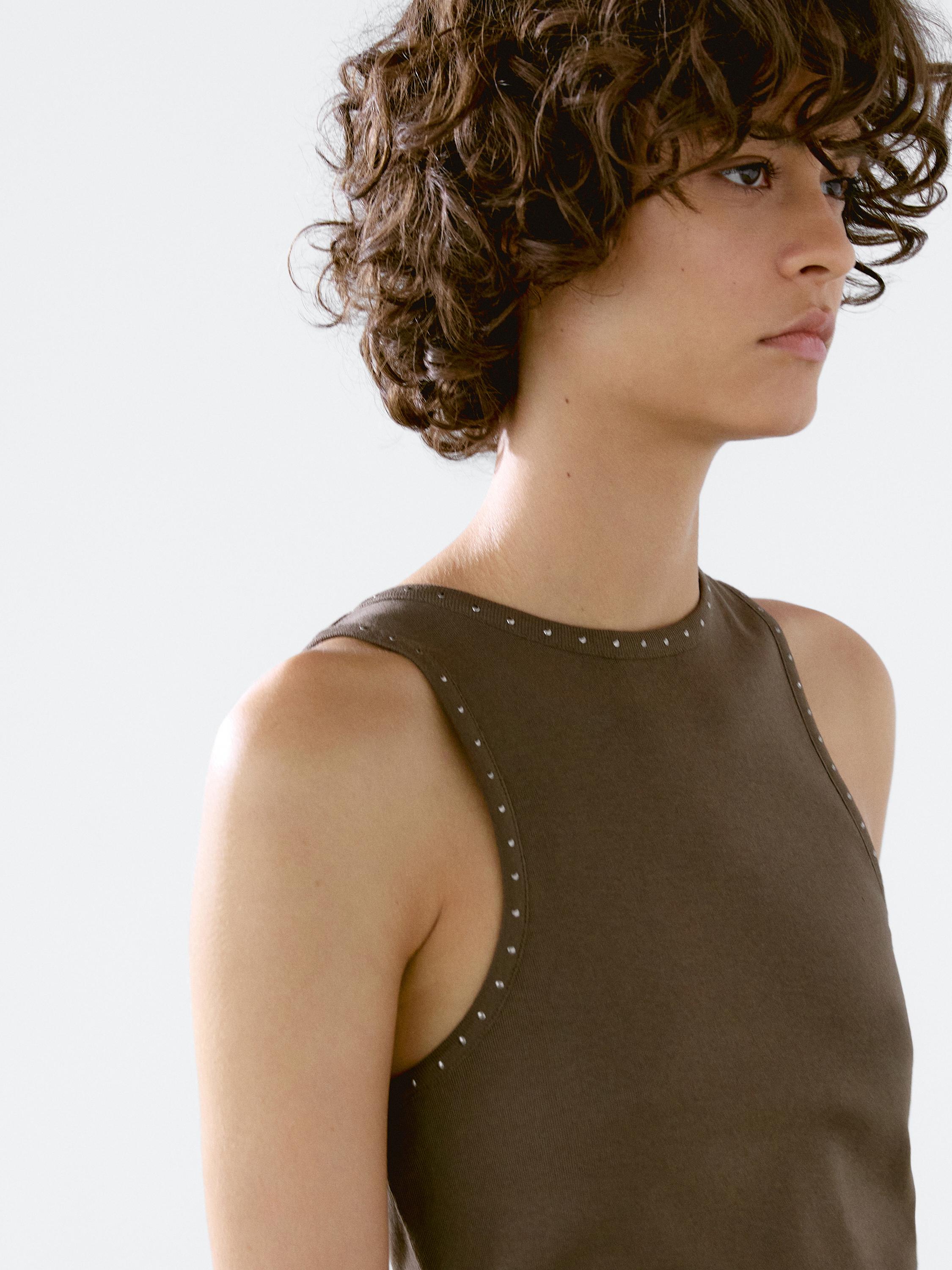 Slim fit topp med nitdetaljer