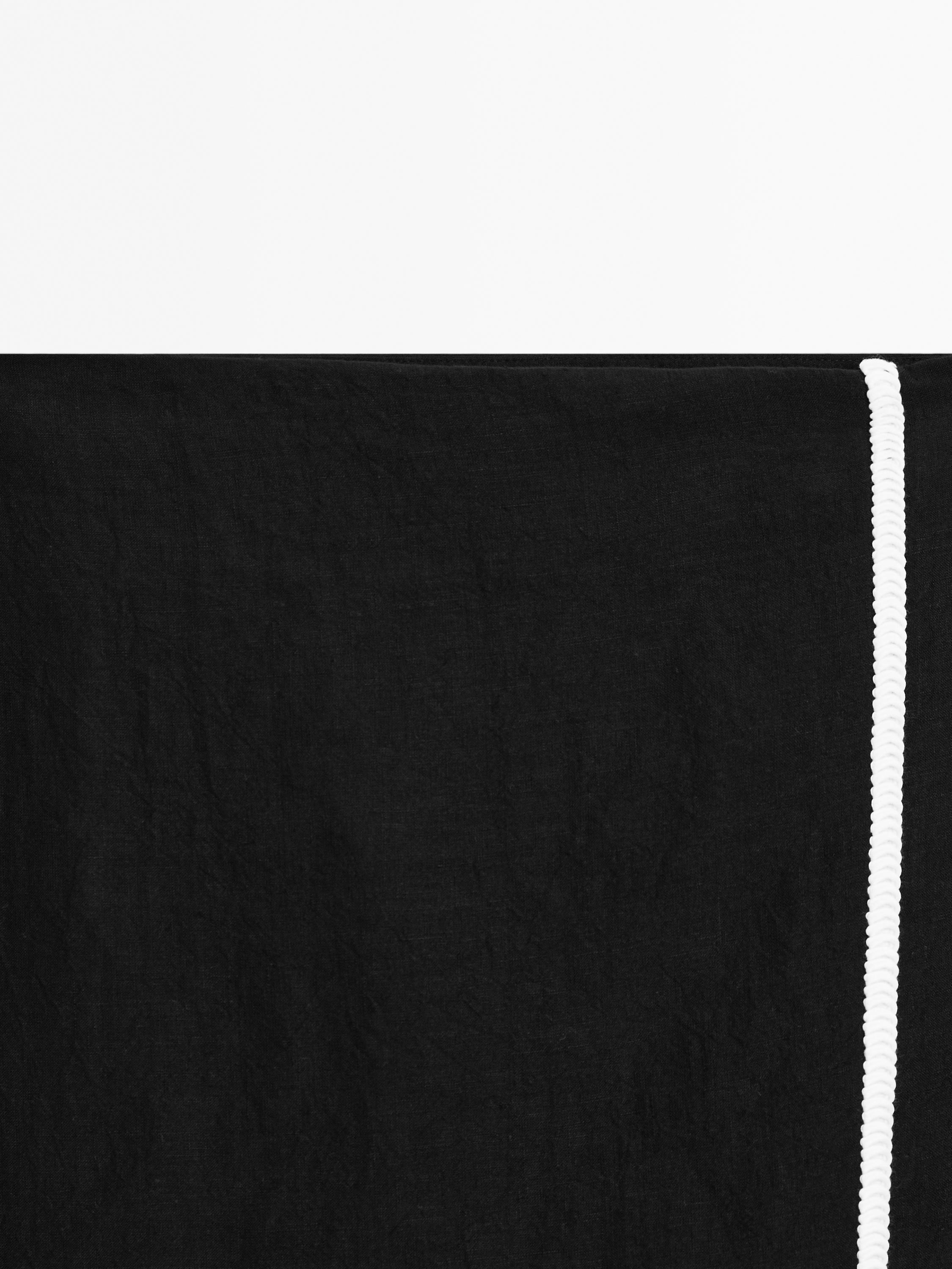 Midi skirt with contrast embroidery