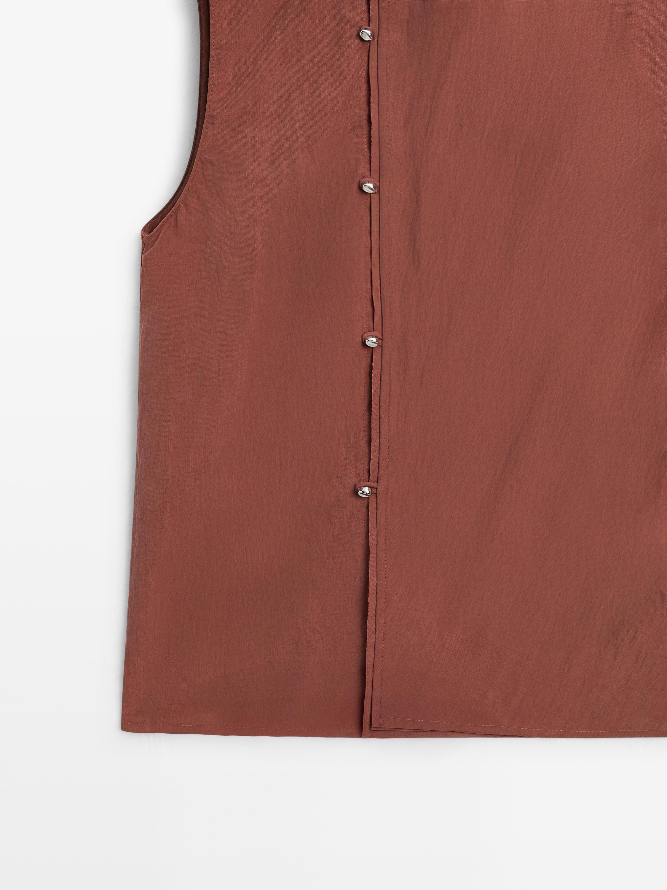 Blouse with silver button fastening on the side