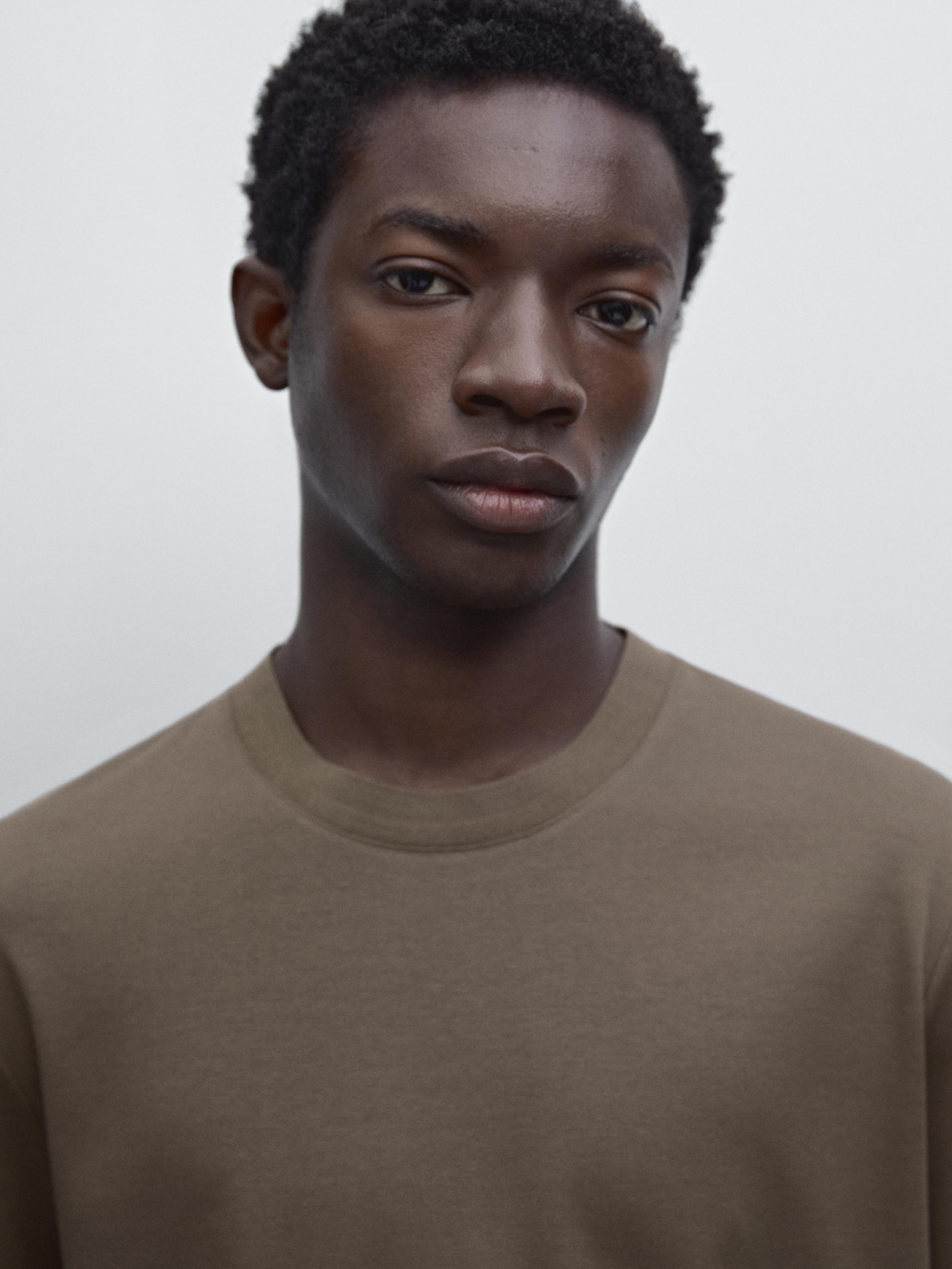 تيشرت قطن مفصل بياقة مضلعة