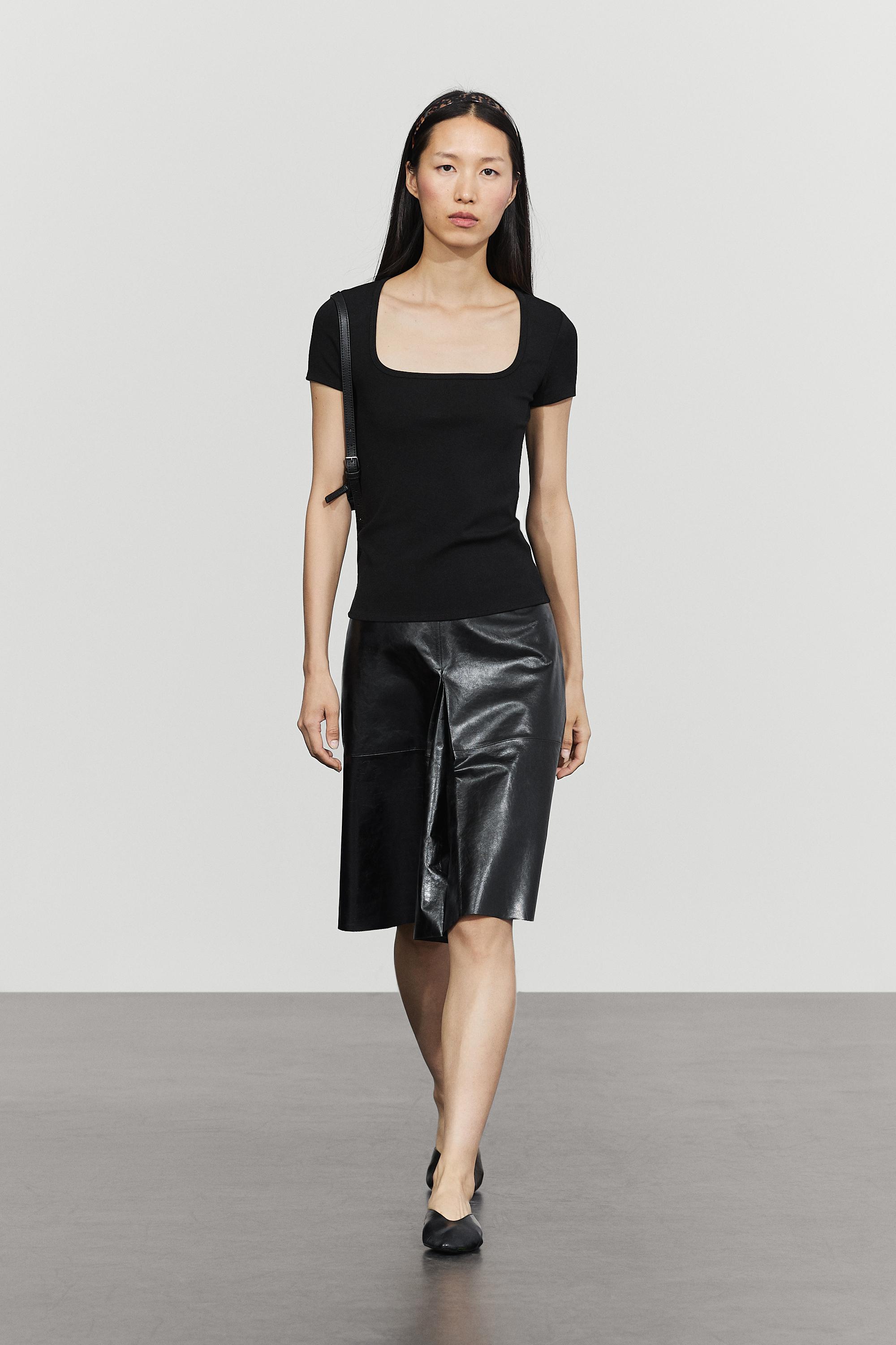 Square-neck short sleeve T-shirt