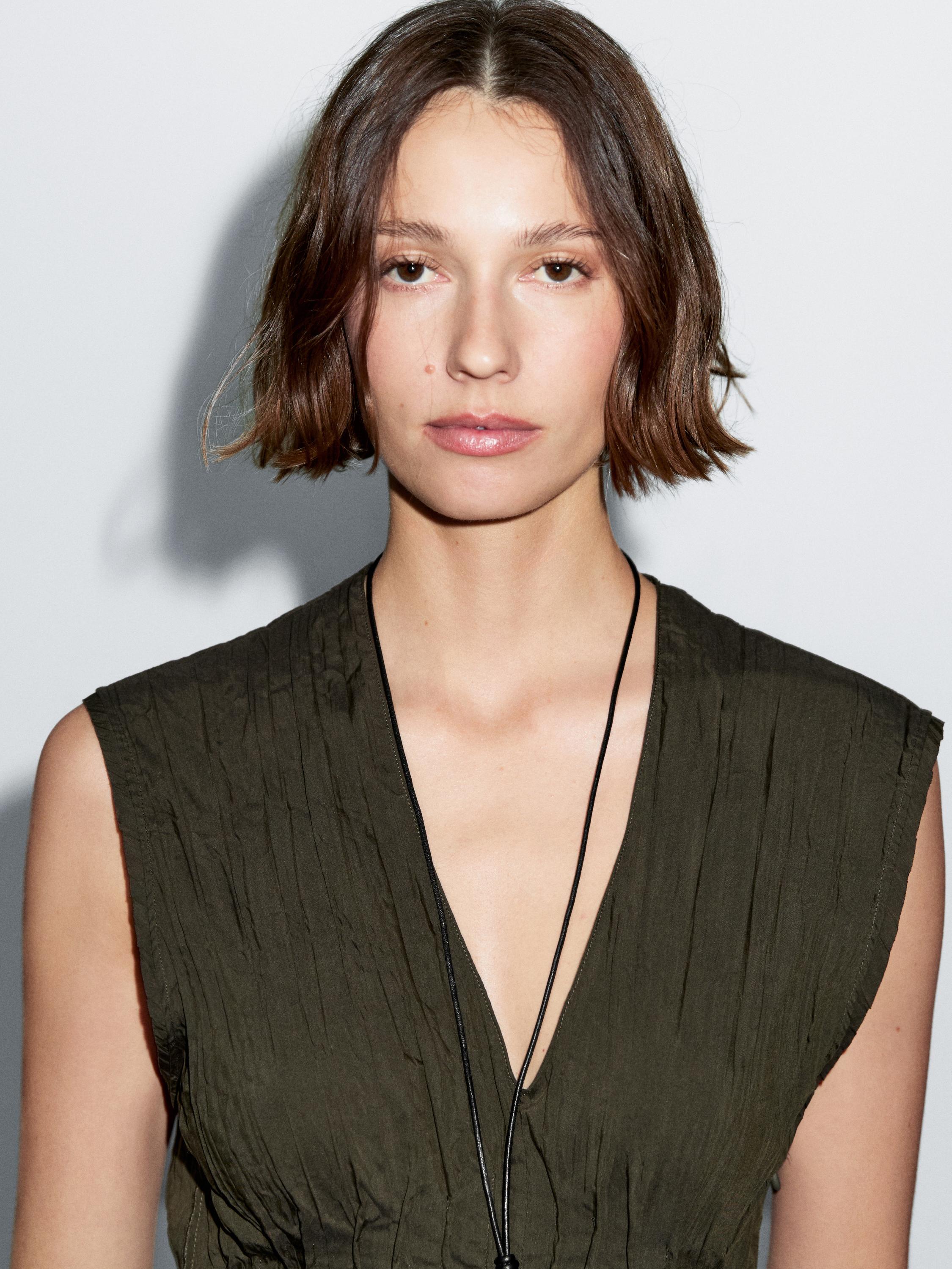 Μακρύ πλισέ φόρεμα με τσαλακωμένο σχέδιο