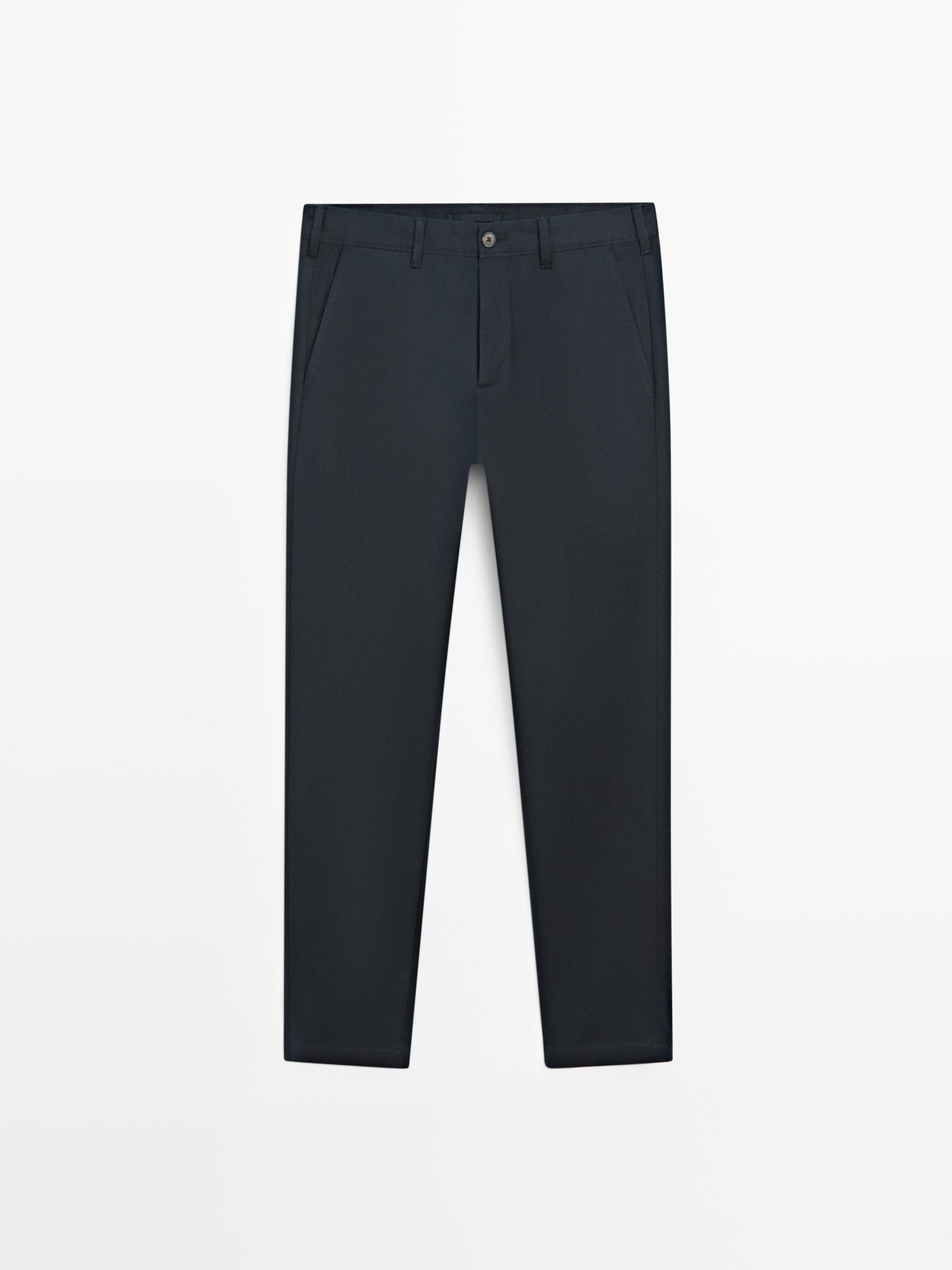 Predný pohľad na námornícke modré slim fit nohavice s bočnými vreckami a zapínaním na gombík.