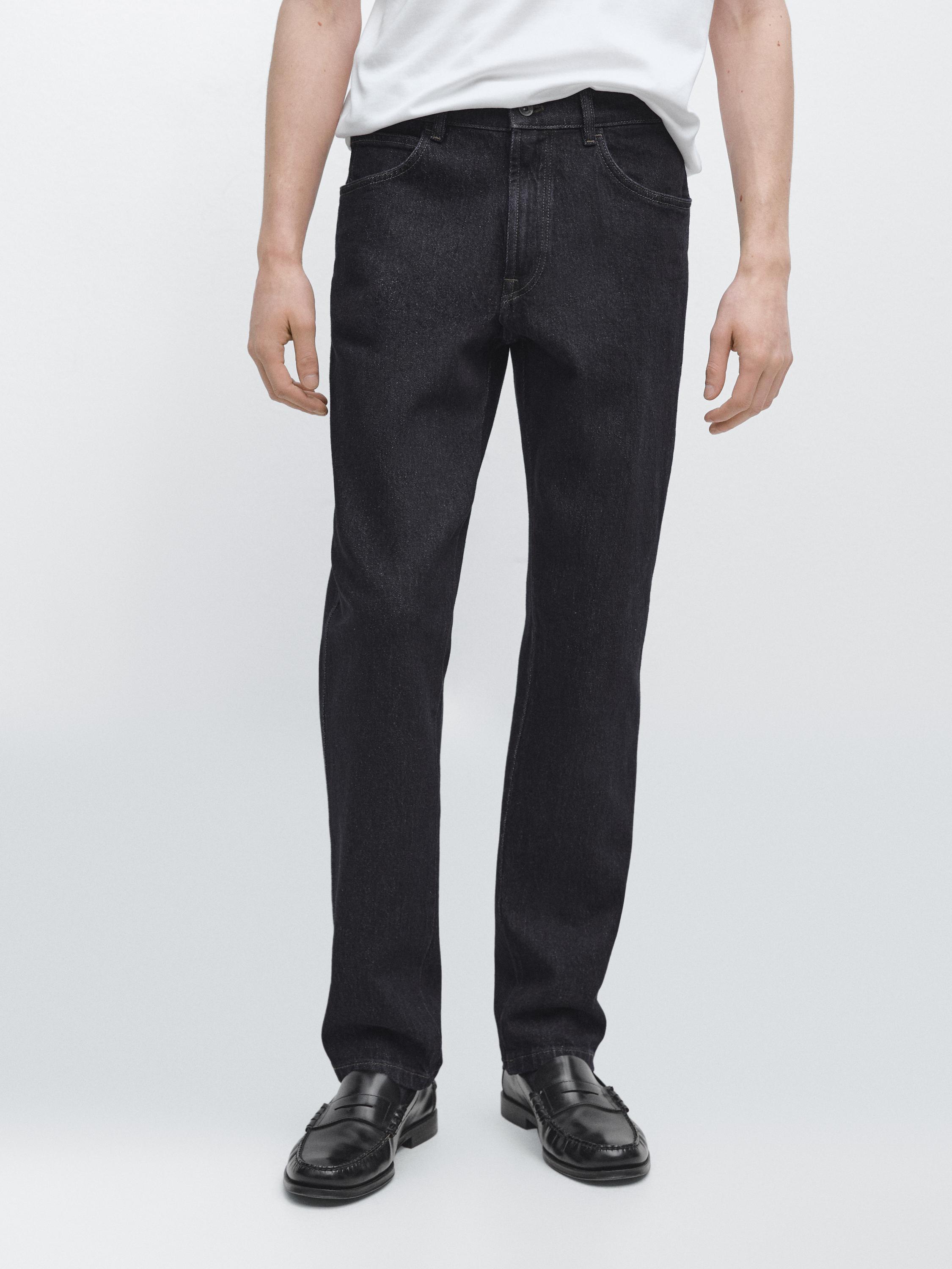 Ensemble de pantalon noir avec poches latérales et chaussures noires.