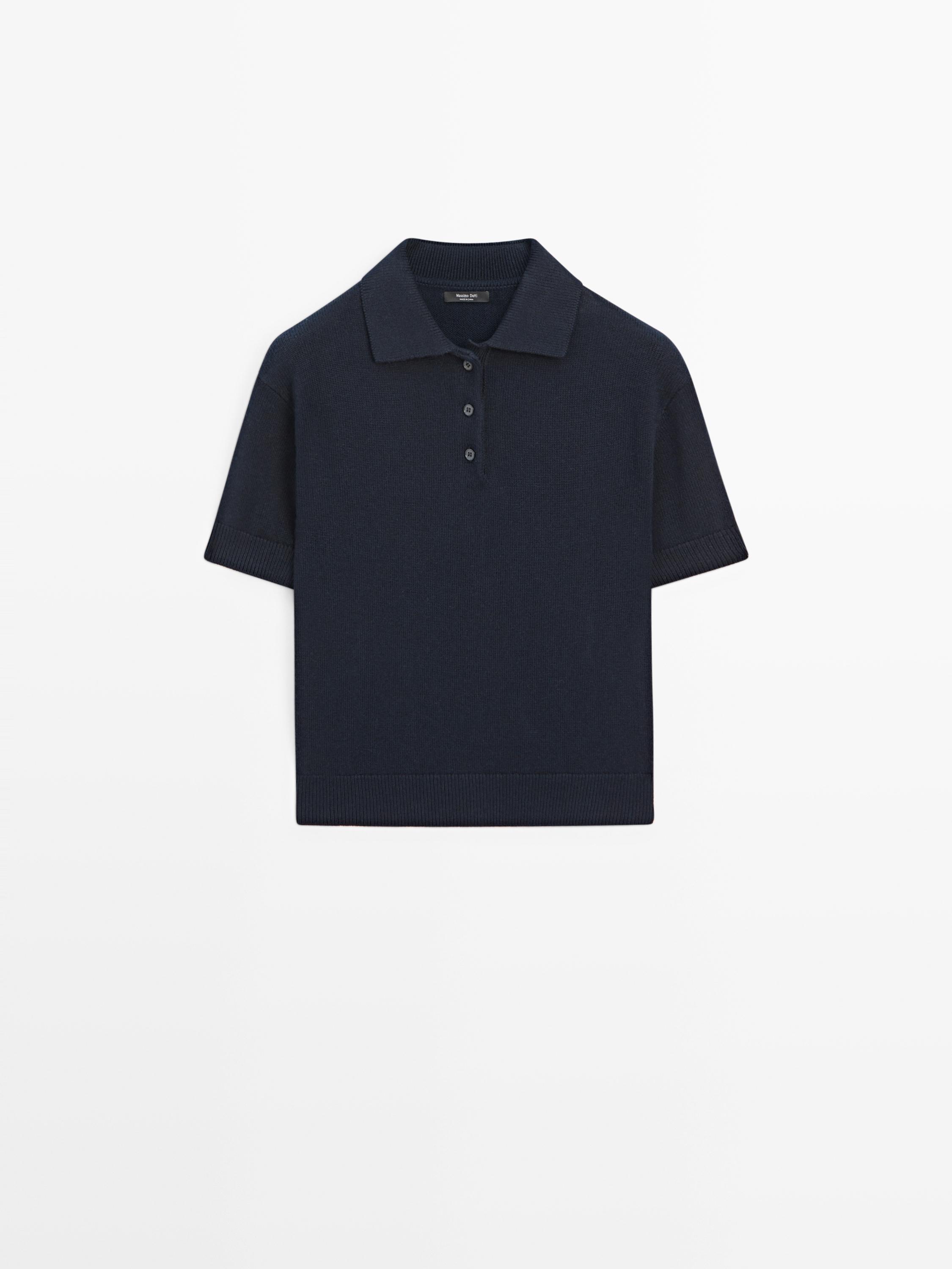 Вид спереди на темно-синюю рубашку поло с классическим воротником, планкой на трех пуговицах и короткими рукавами.