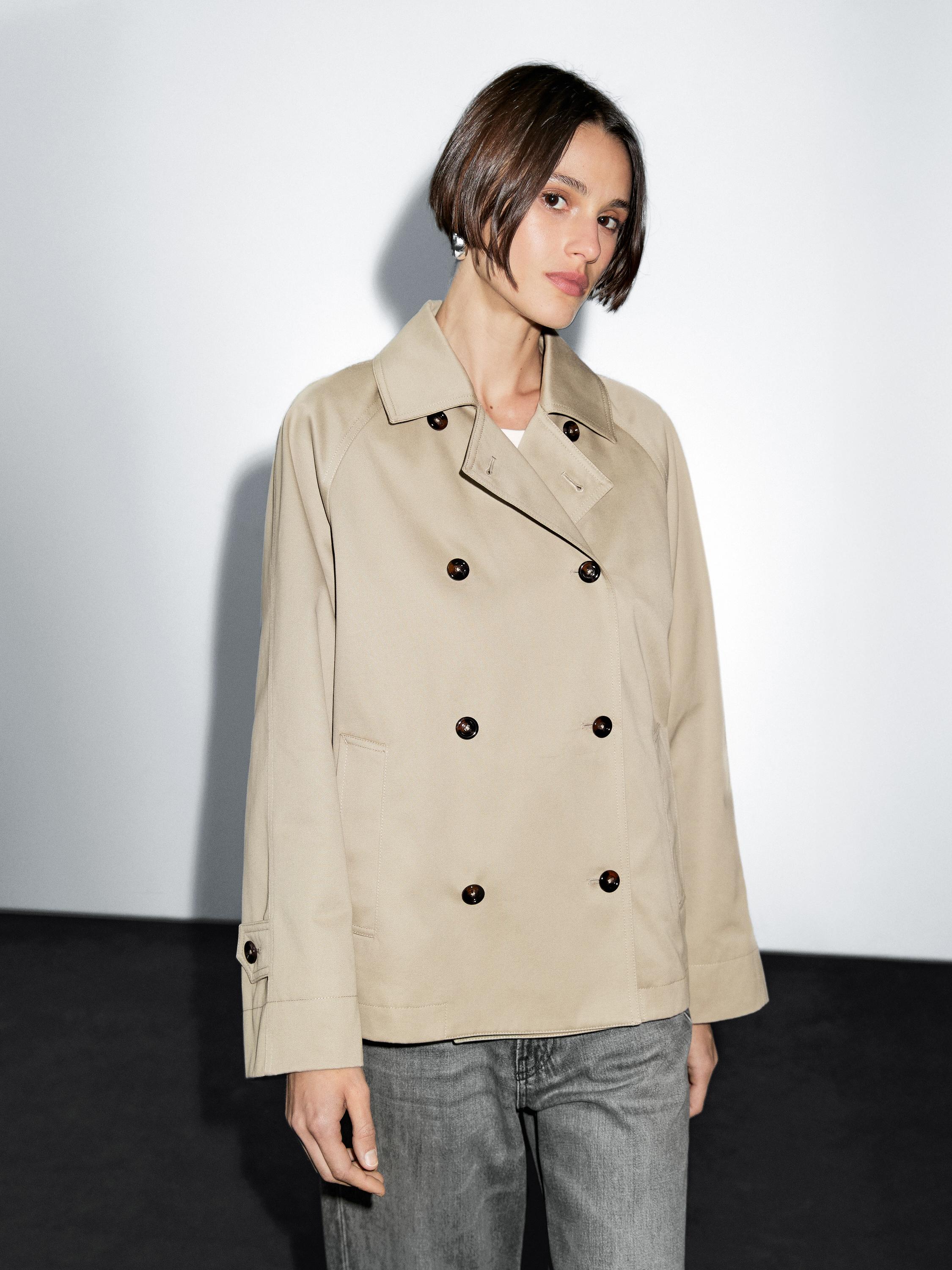 Short trench coat with button detail on the collar
