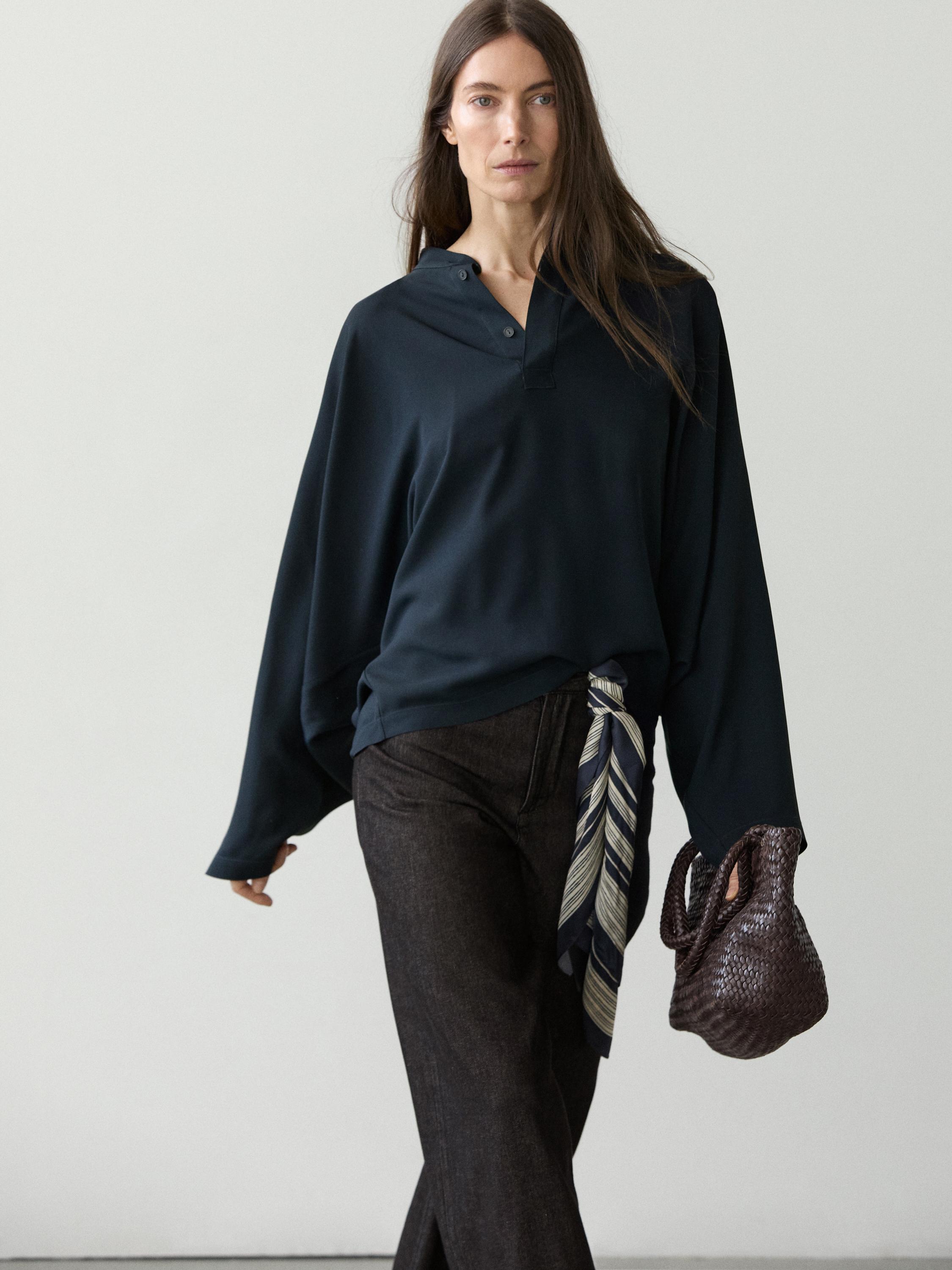 Blusa capa fluida cuello mao