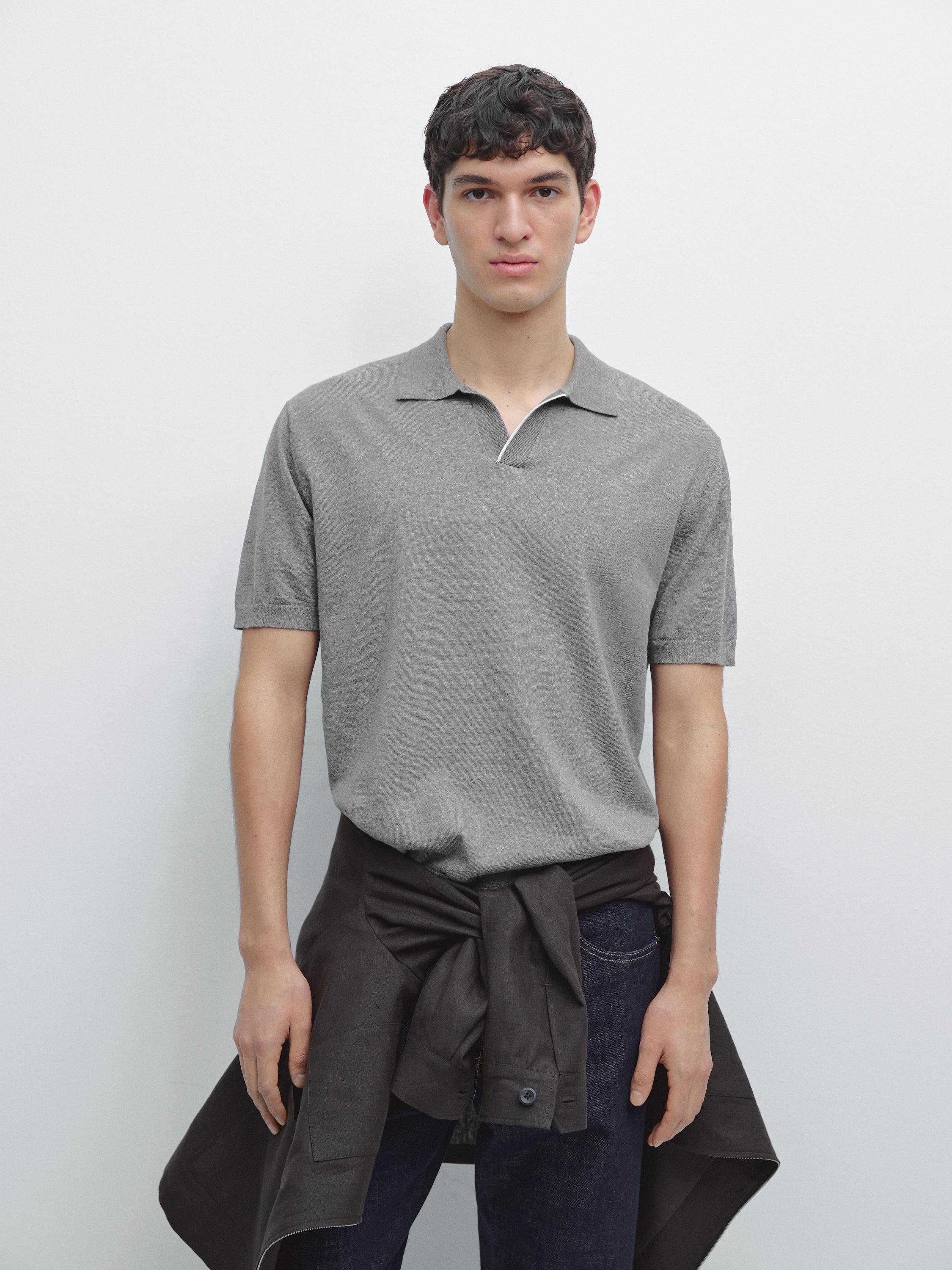 ชุดเสื้อโปโลแขนสั้นสีเทาและกางเกงขายาวสีเข้ม พร้อมเสื้อแจ็คเก็ตผูกเอว