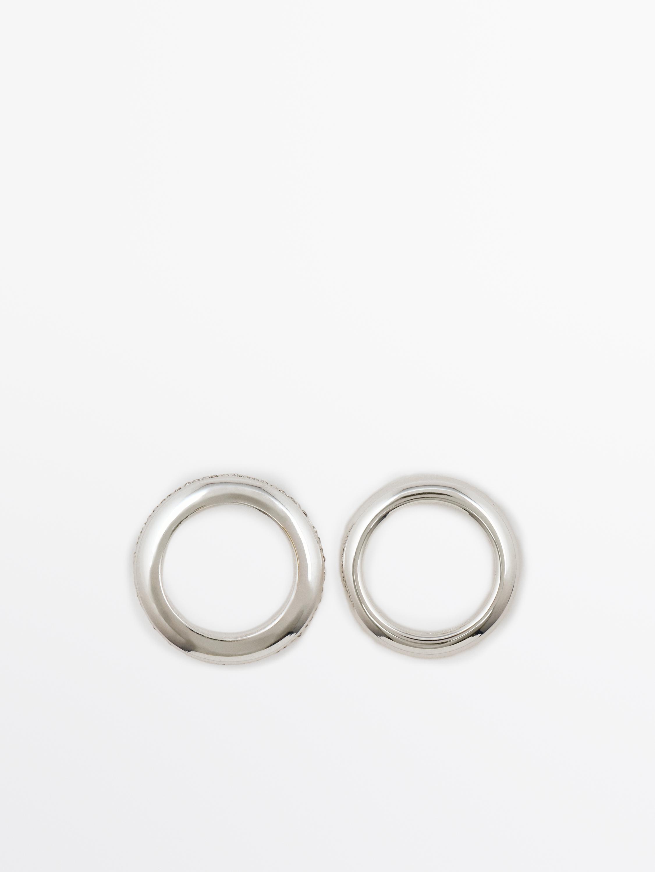 Pack of round shimmery rings