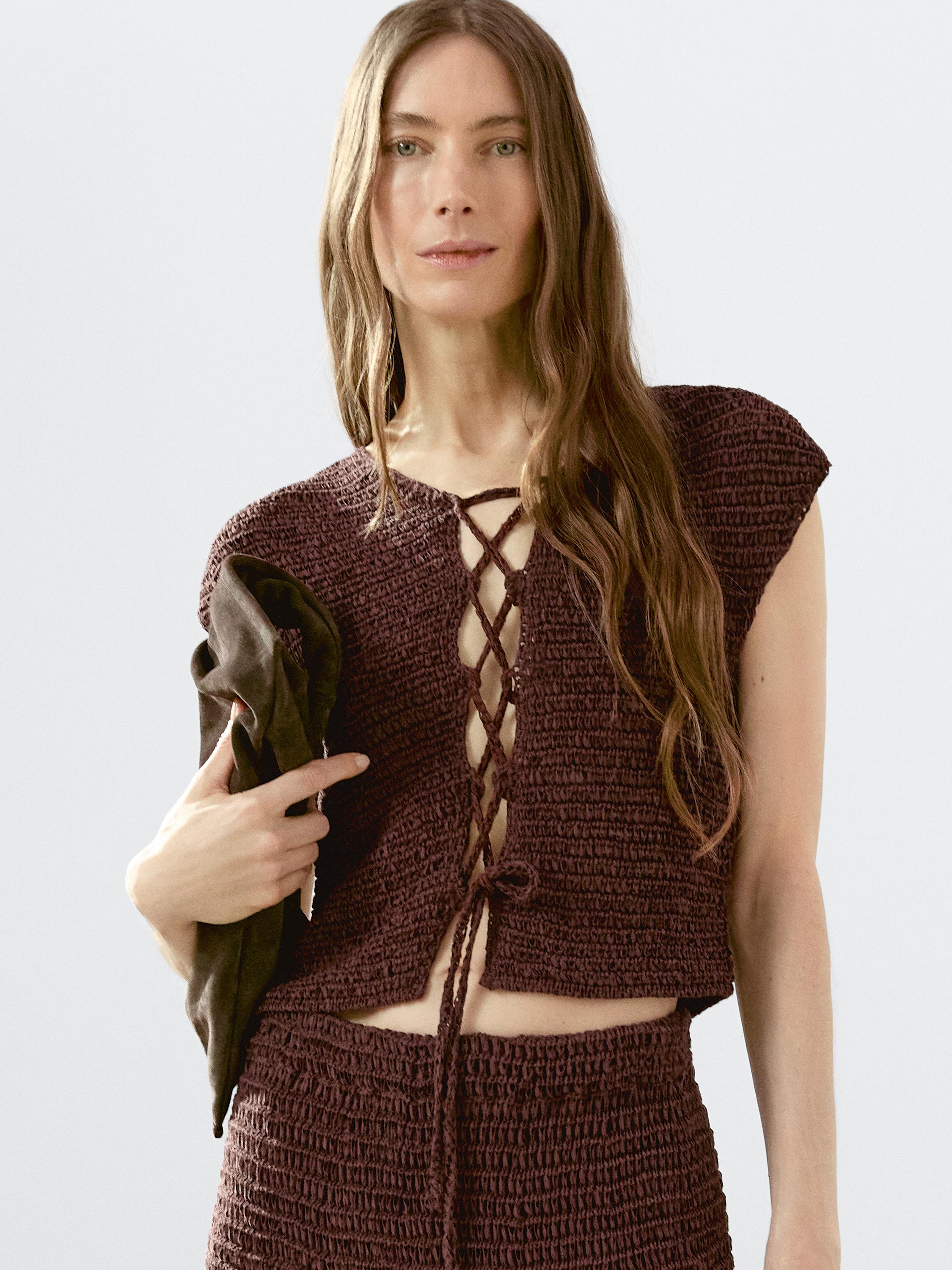 Veste sans manches lacée en crochet de coton mélangé
