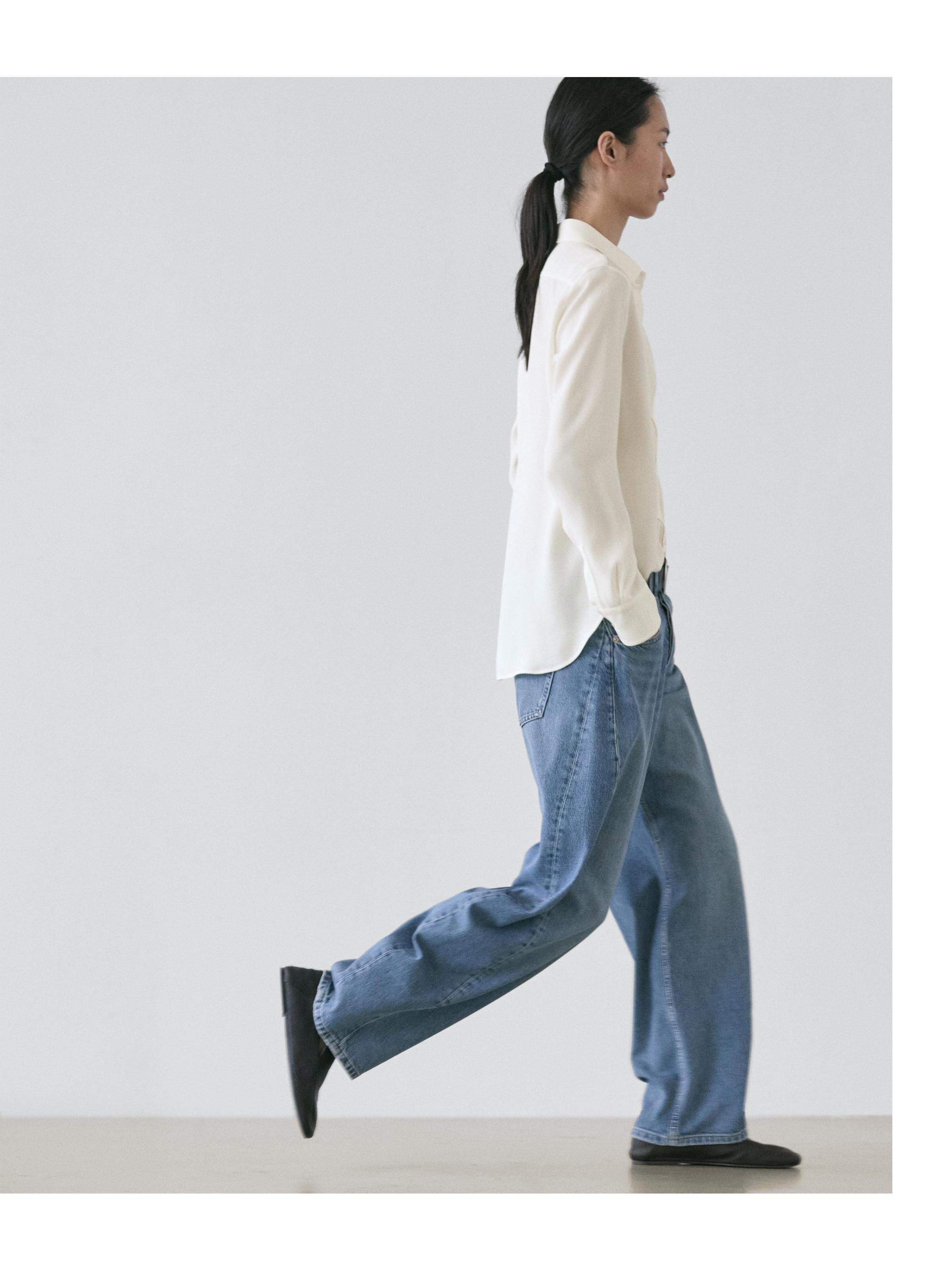 Flowing shirt with shirt collar