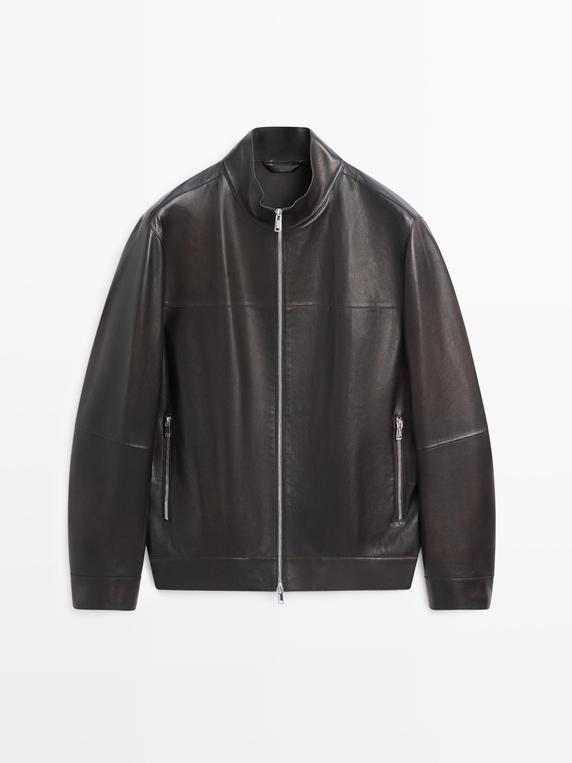 Prednji pogled na braon jaknu sa centralnim rajsferšlusom i bočnim džepovima sa rajsferšlusom.