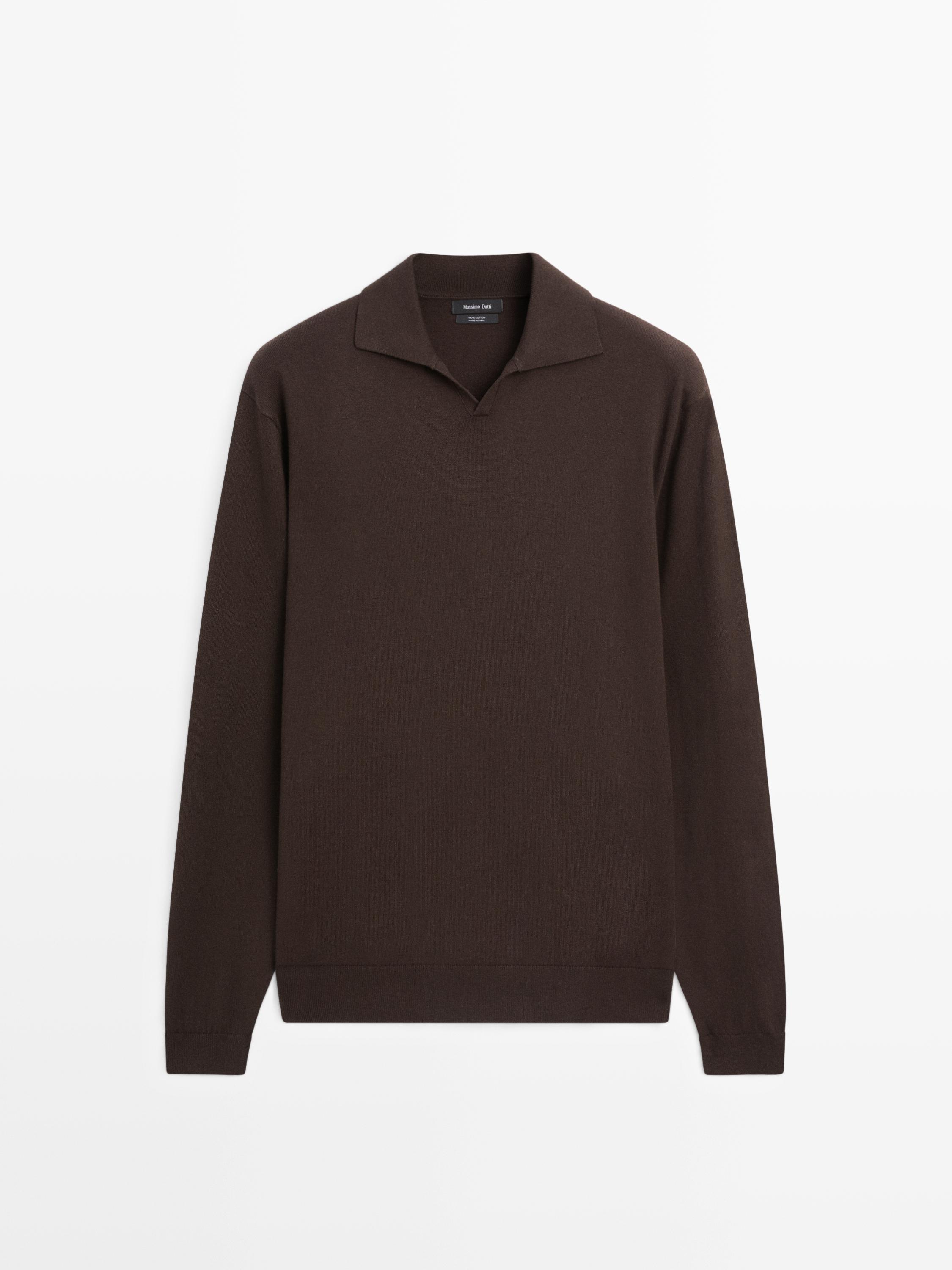 Vista frontal de jersey polo marrón vigoré con cuello abierto y mangas largas.