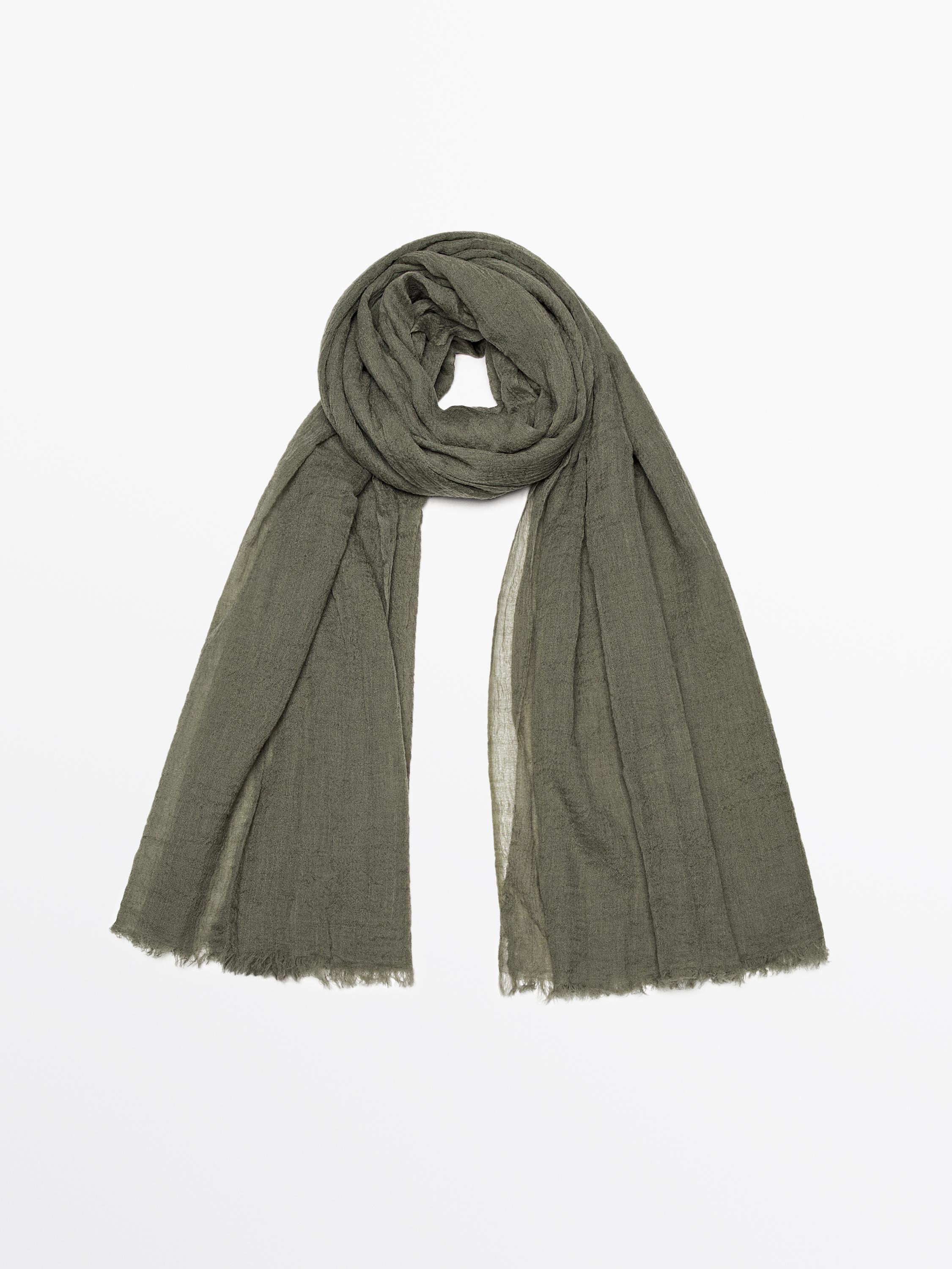 Flowing wool scarf with frayed edges