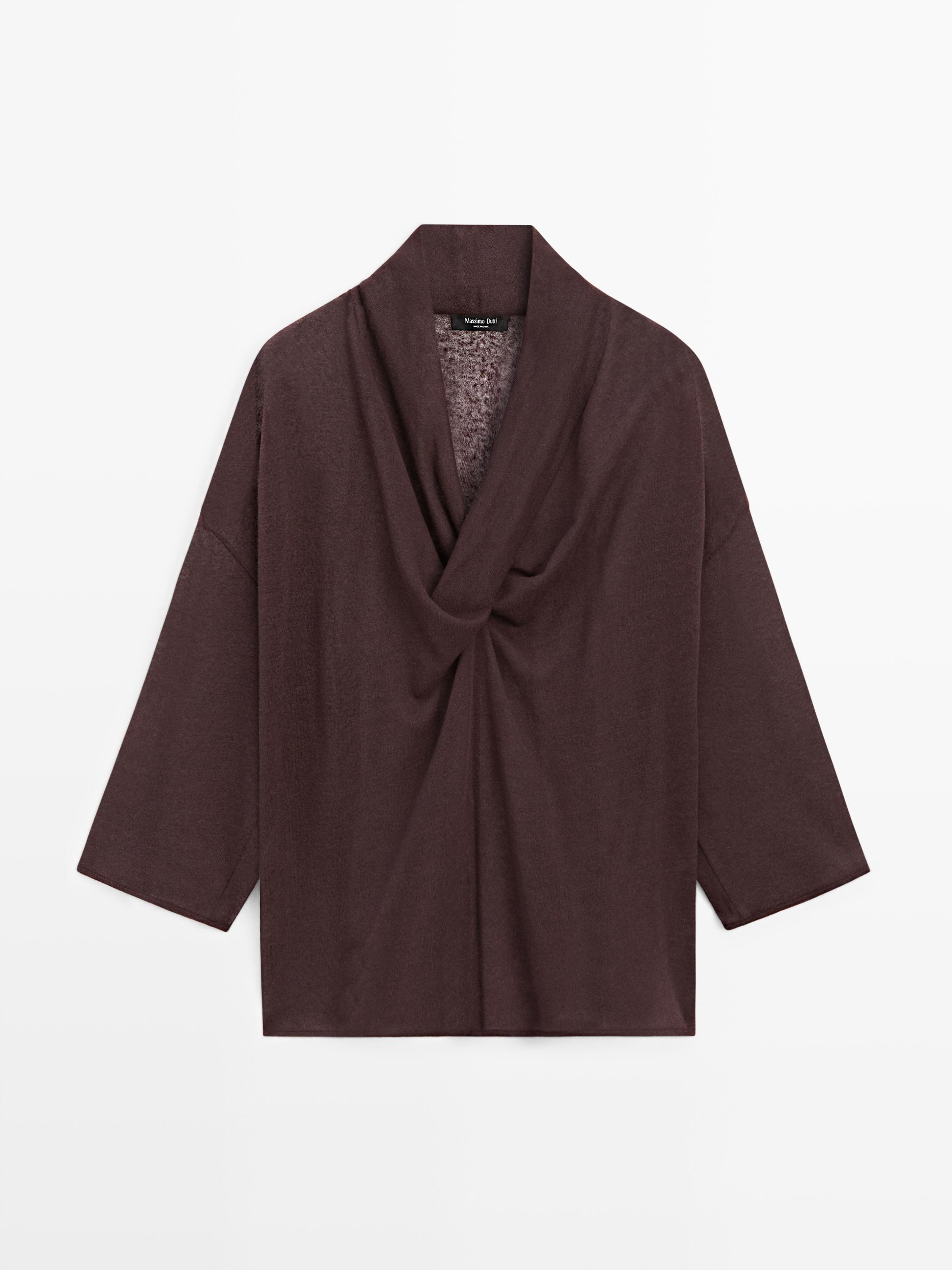 Widok z przodu bluzki z długim rękawem w kolorze bakłażana z drapowanym dekoltem.