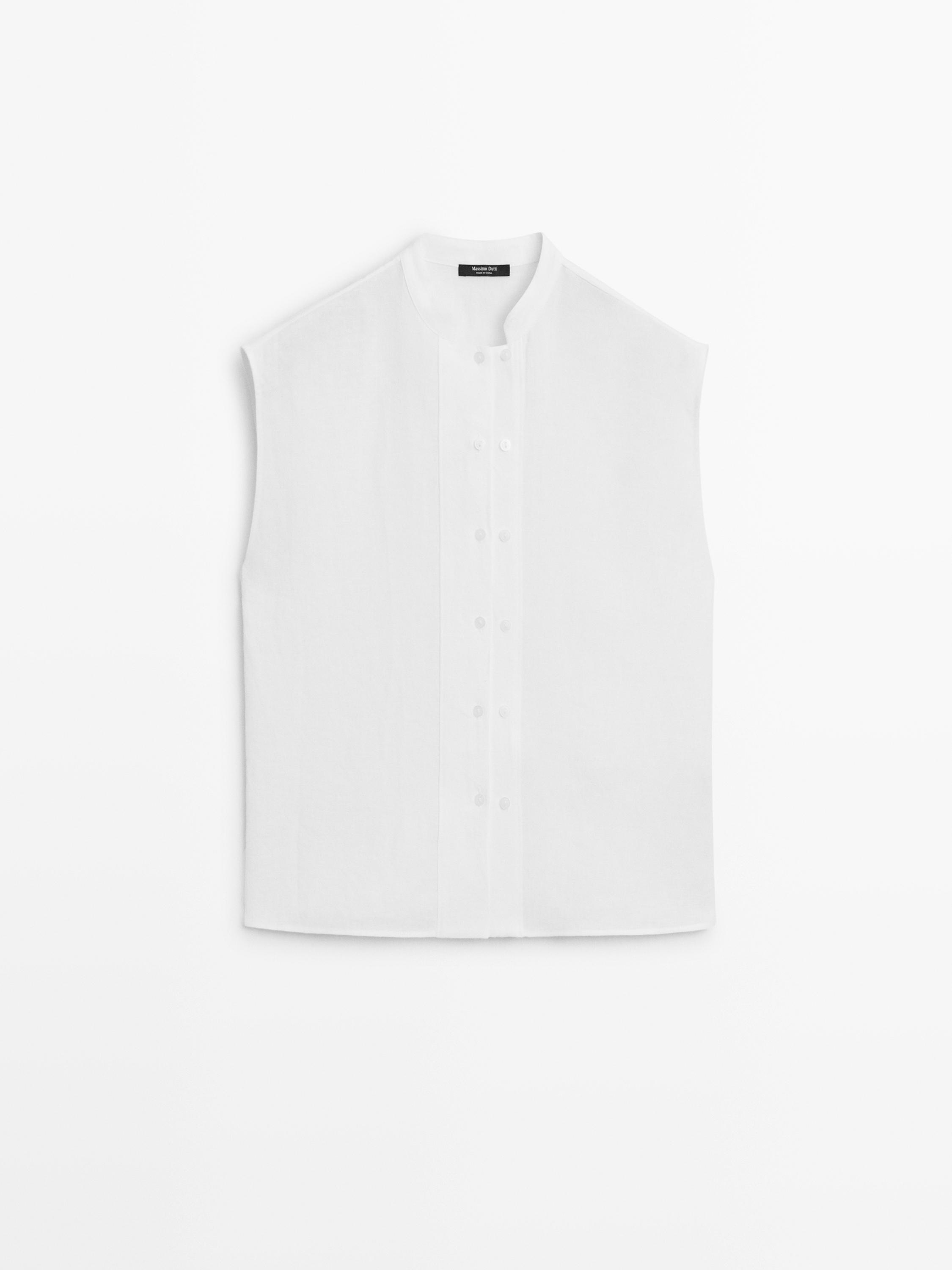 Vista frontal de camisa sin mangas blanca con cuello mao y botonadura central.