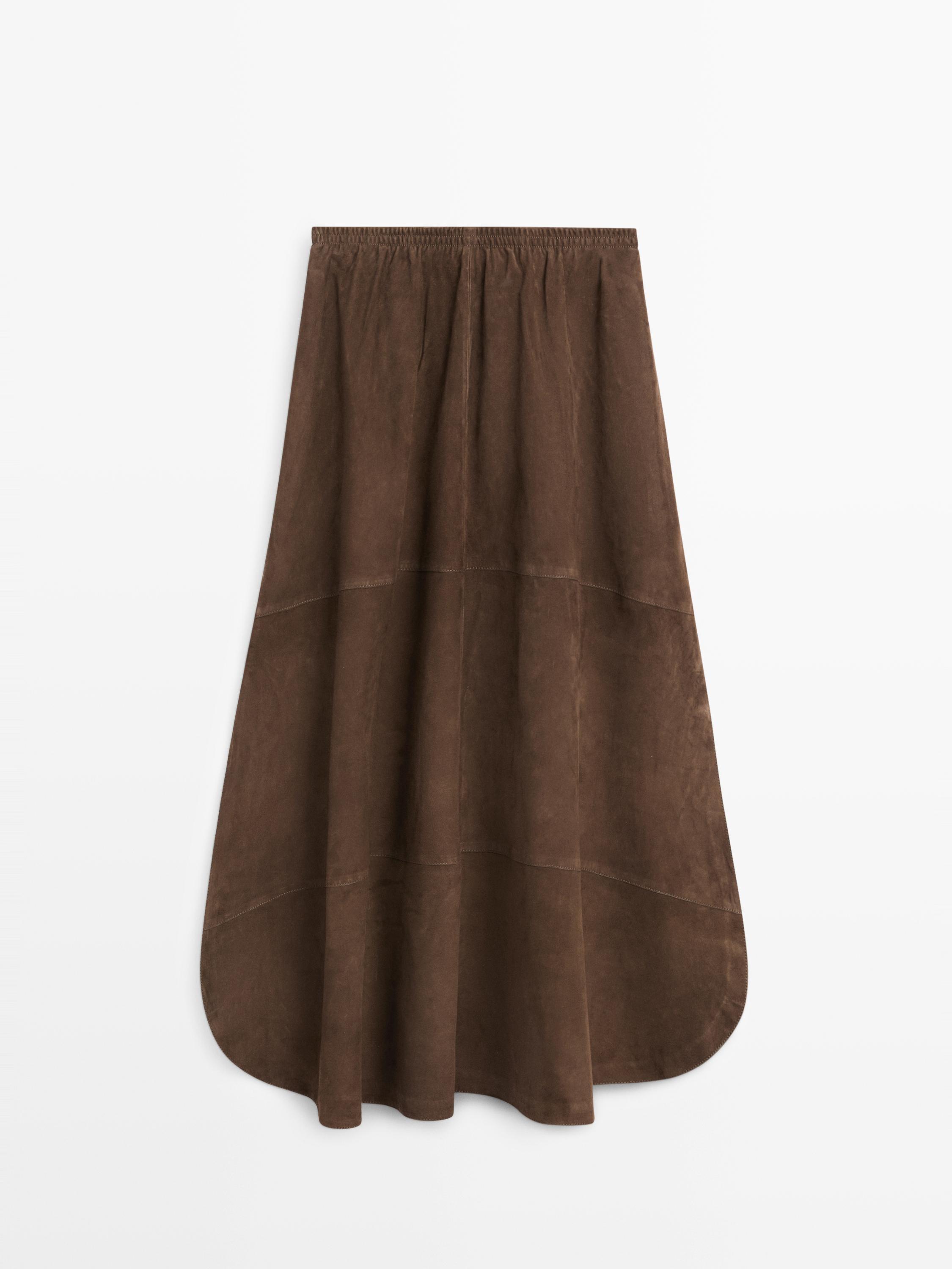 Vooraanzicht van een bruine midi-rok met elastische taille en uitlopende snit.