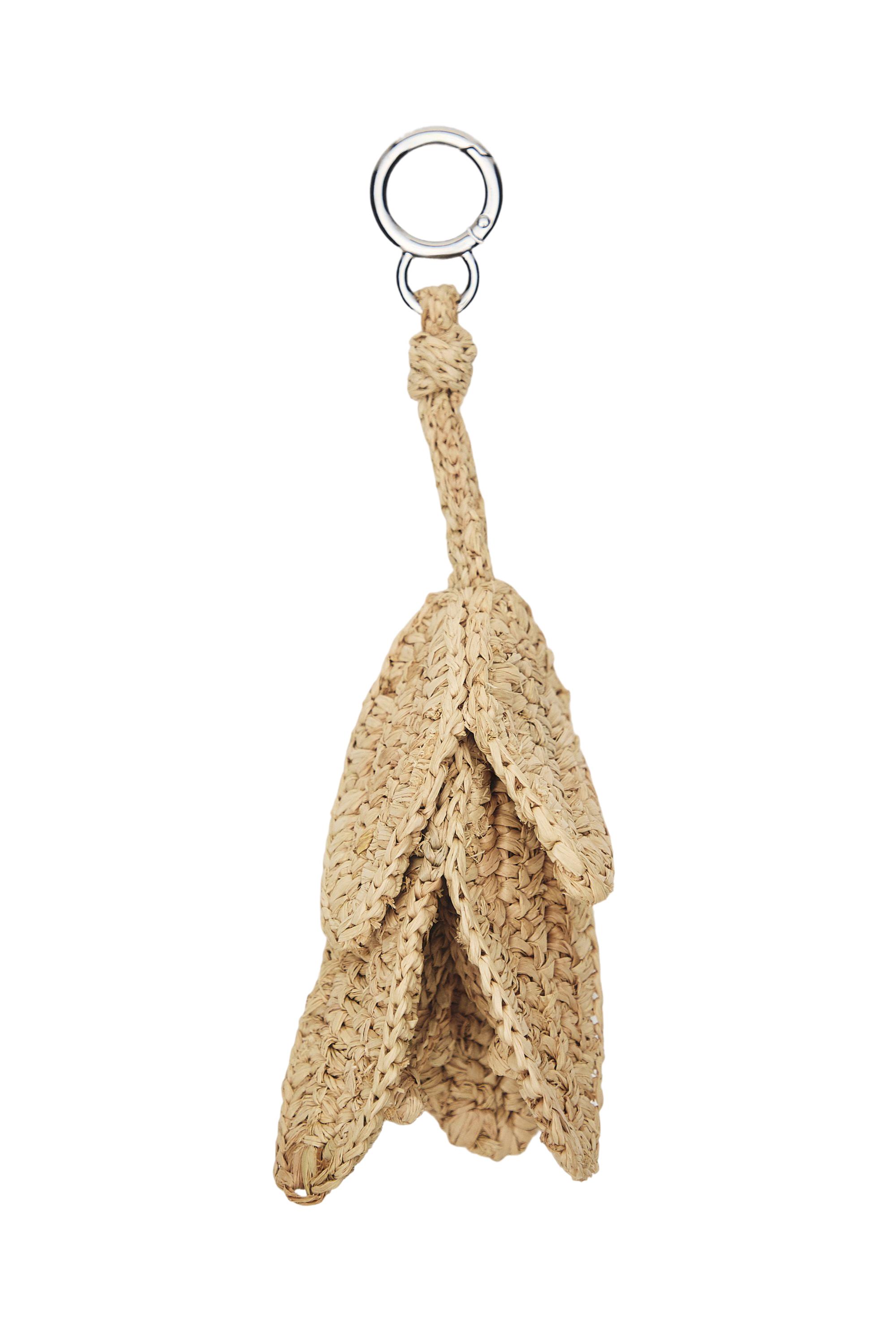 Raffia flower charm — BEIGE