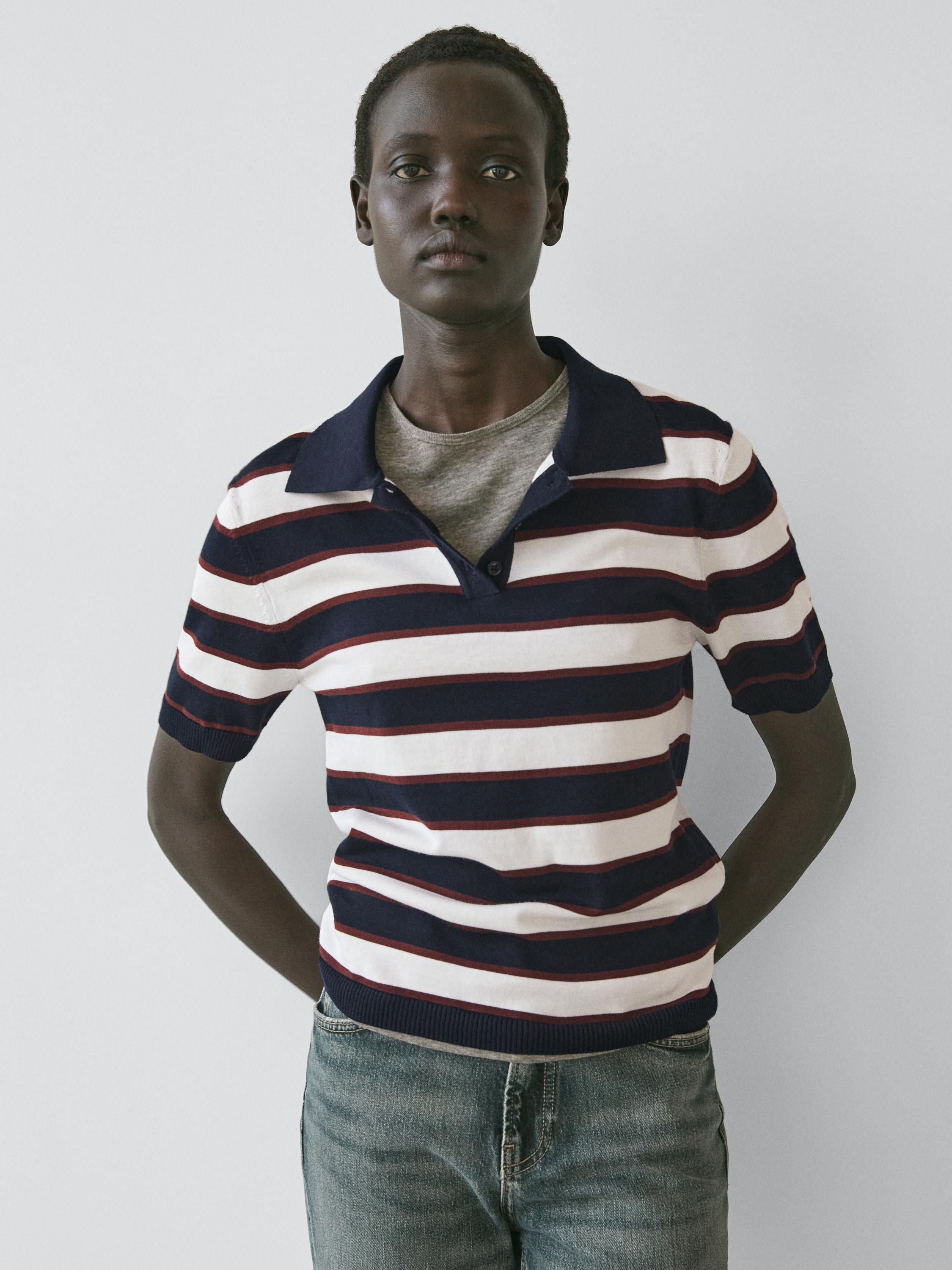 Ensemble de polo en jersey rayé bleu marine et blanc avec col et jean bleu.