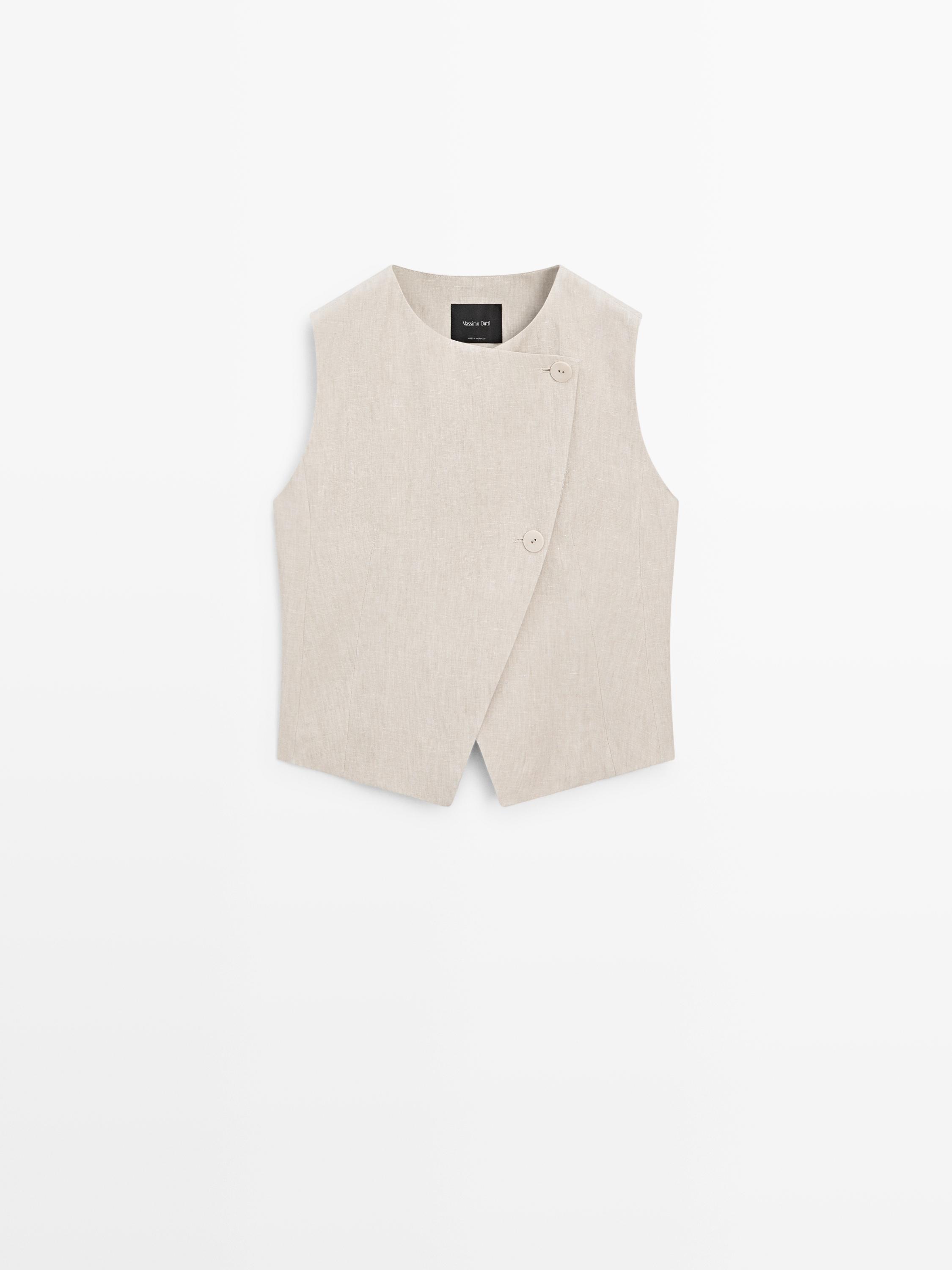 Vista frontal de chaleco color piedra con cierre de dos botones asimétricos y cuello redondo.