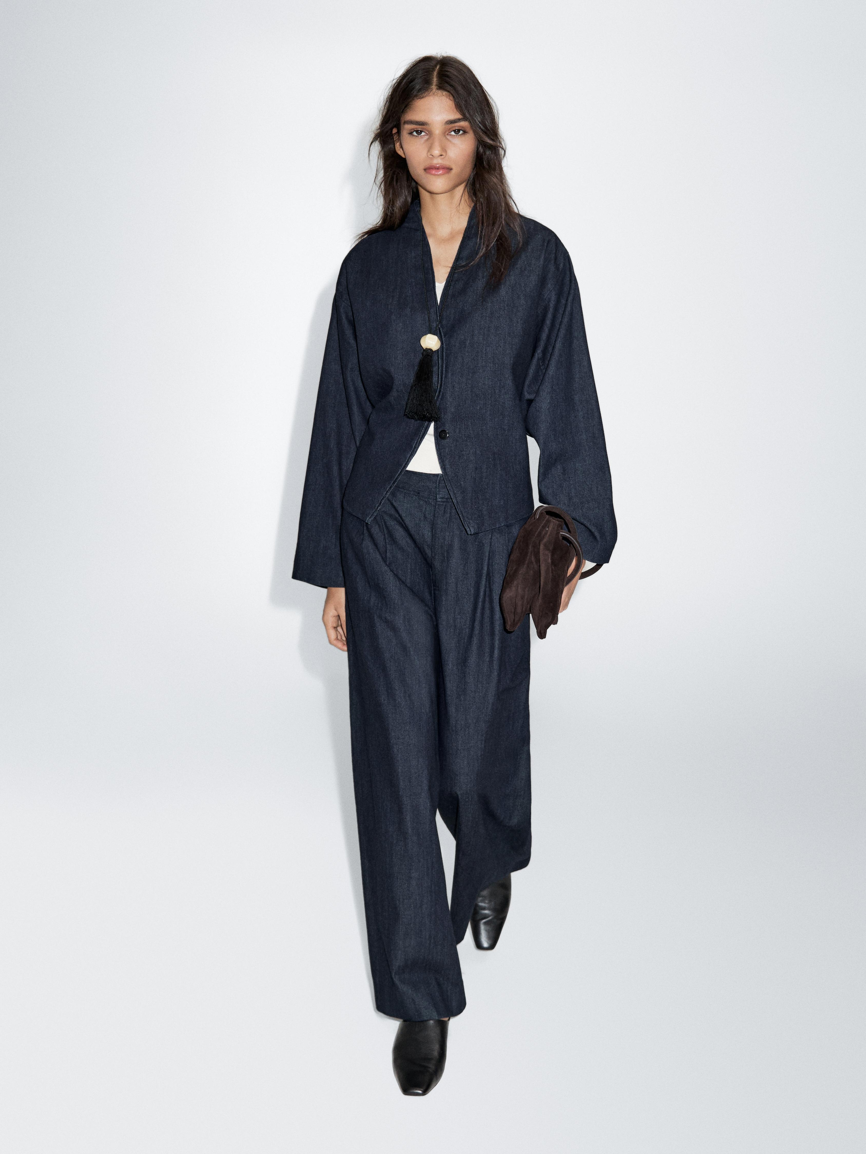 طقم كيمونو كحلي مع بنطلون مطابق، جاكيت بأزرار وزينة متدلية، بنطلون بأرجل واسعة.