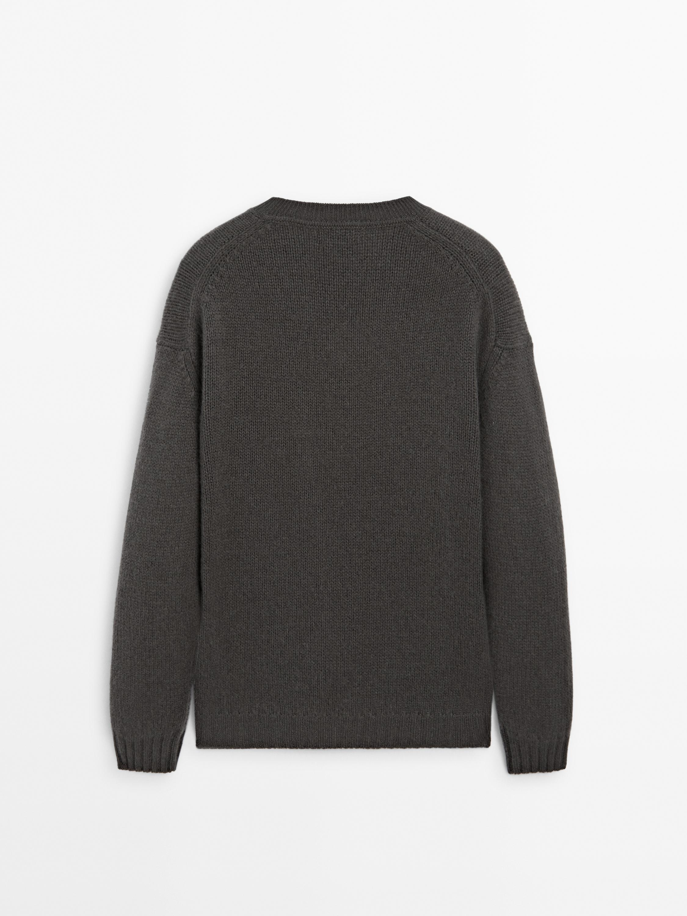 100% cashmere V-neck knit sweater