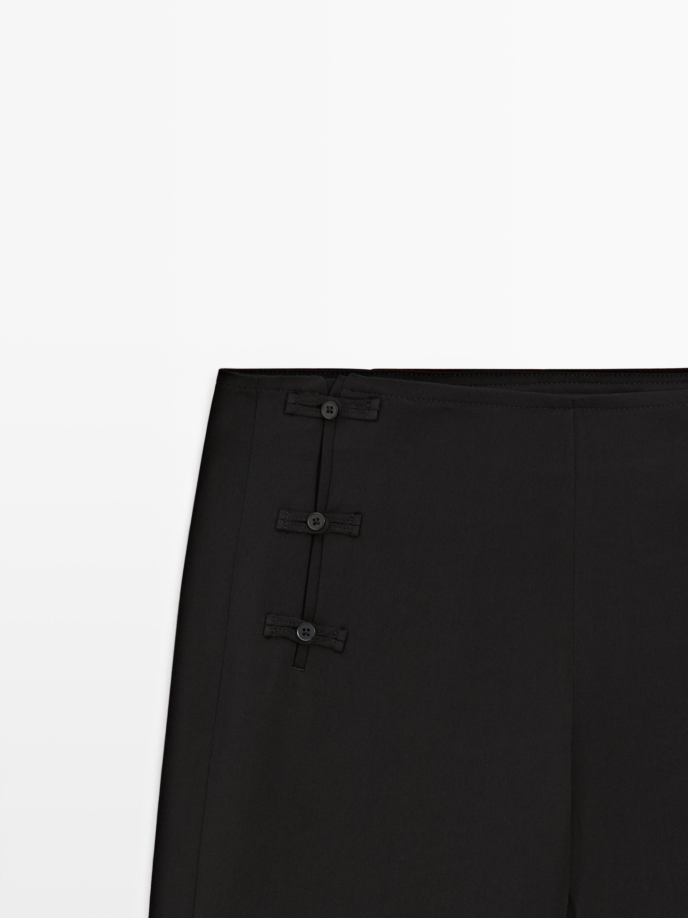 Capris with button details — BLACK