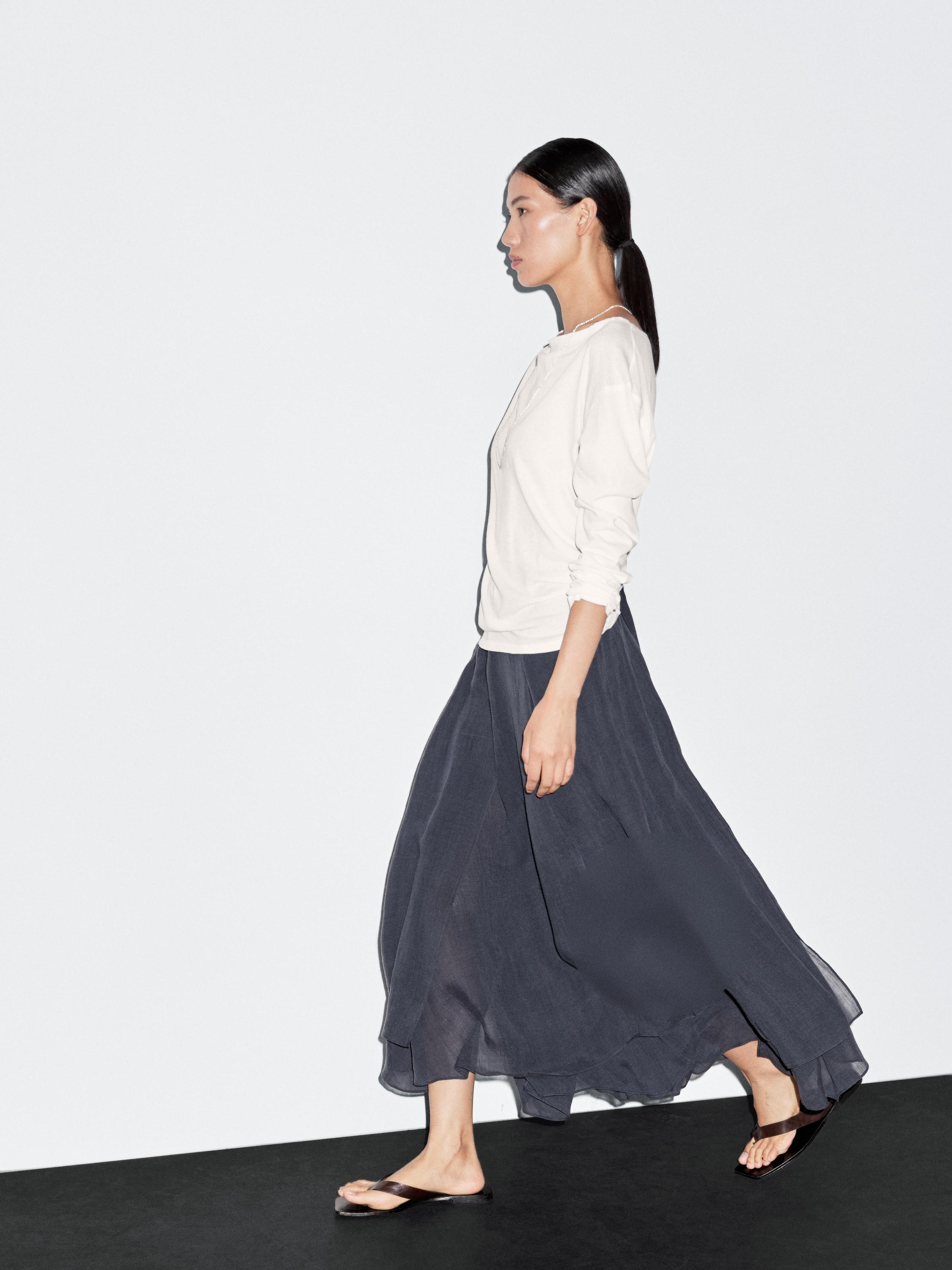 تنورة طويلة فضفاضة بكشكش