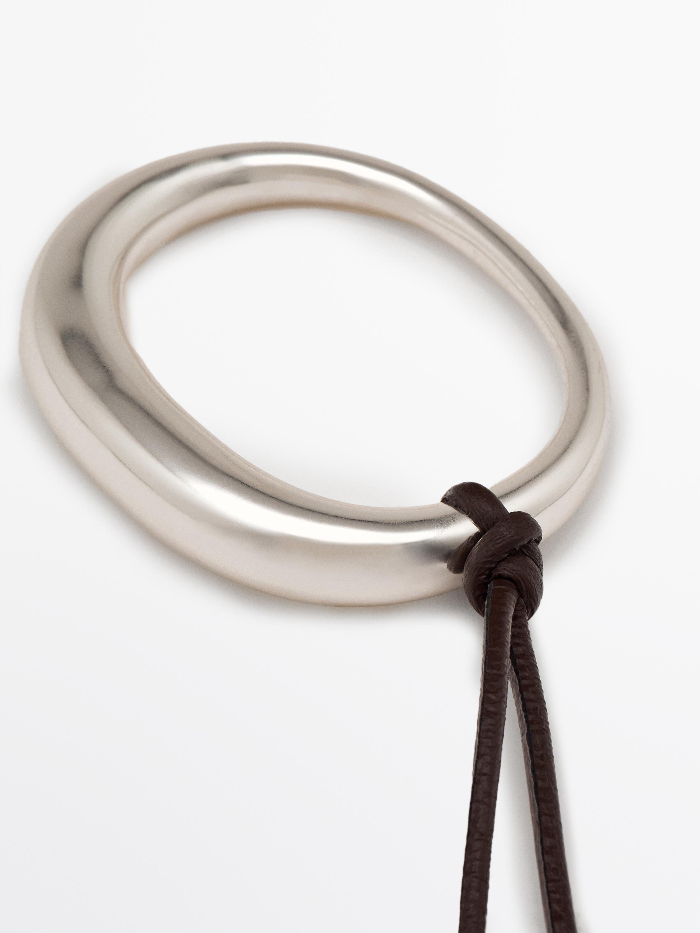 Colar de cordão de pele com peça oval