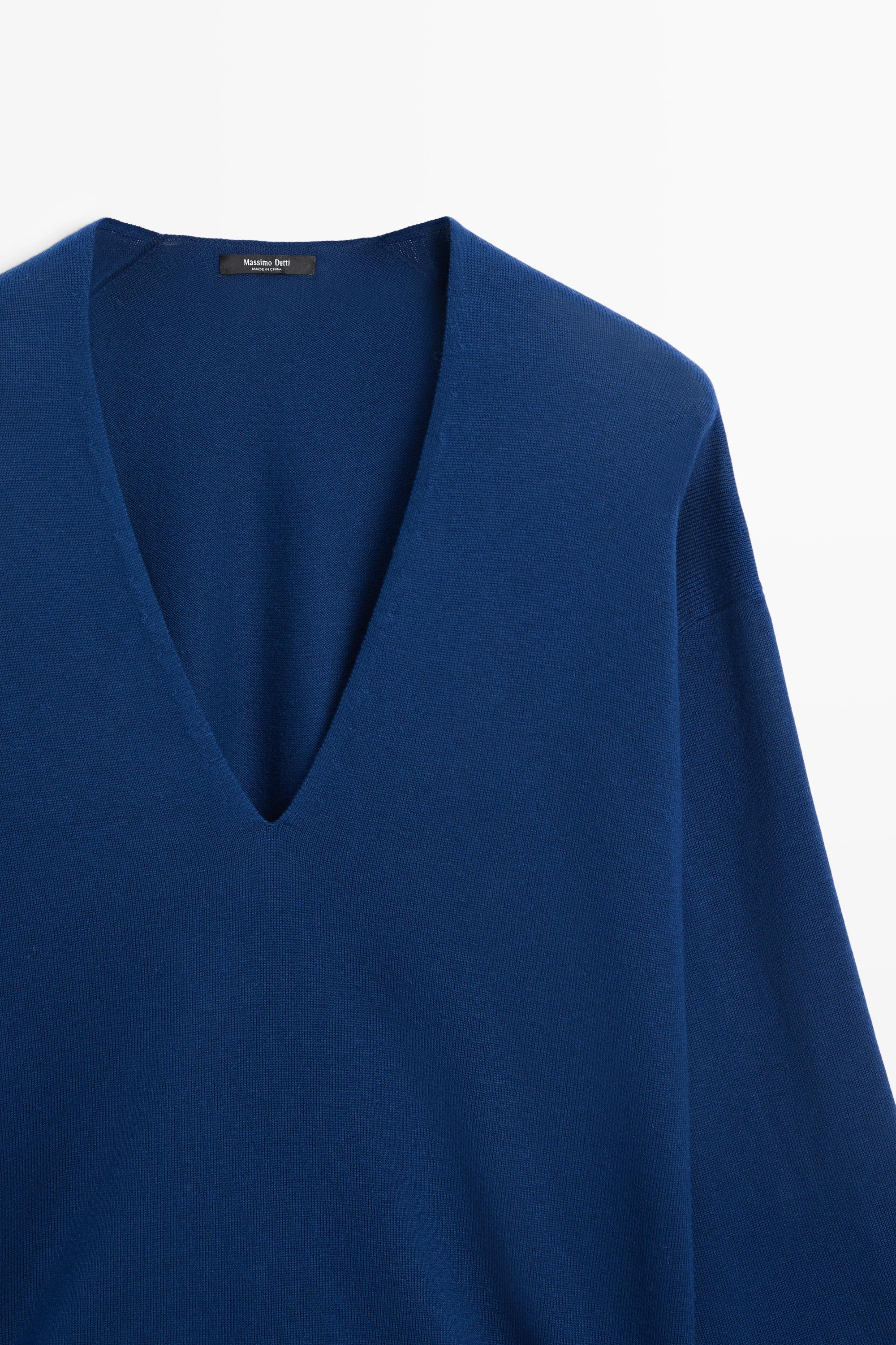 Striped V-neck knit sweater — NAVY BLUE