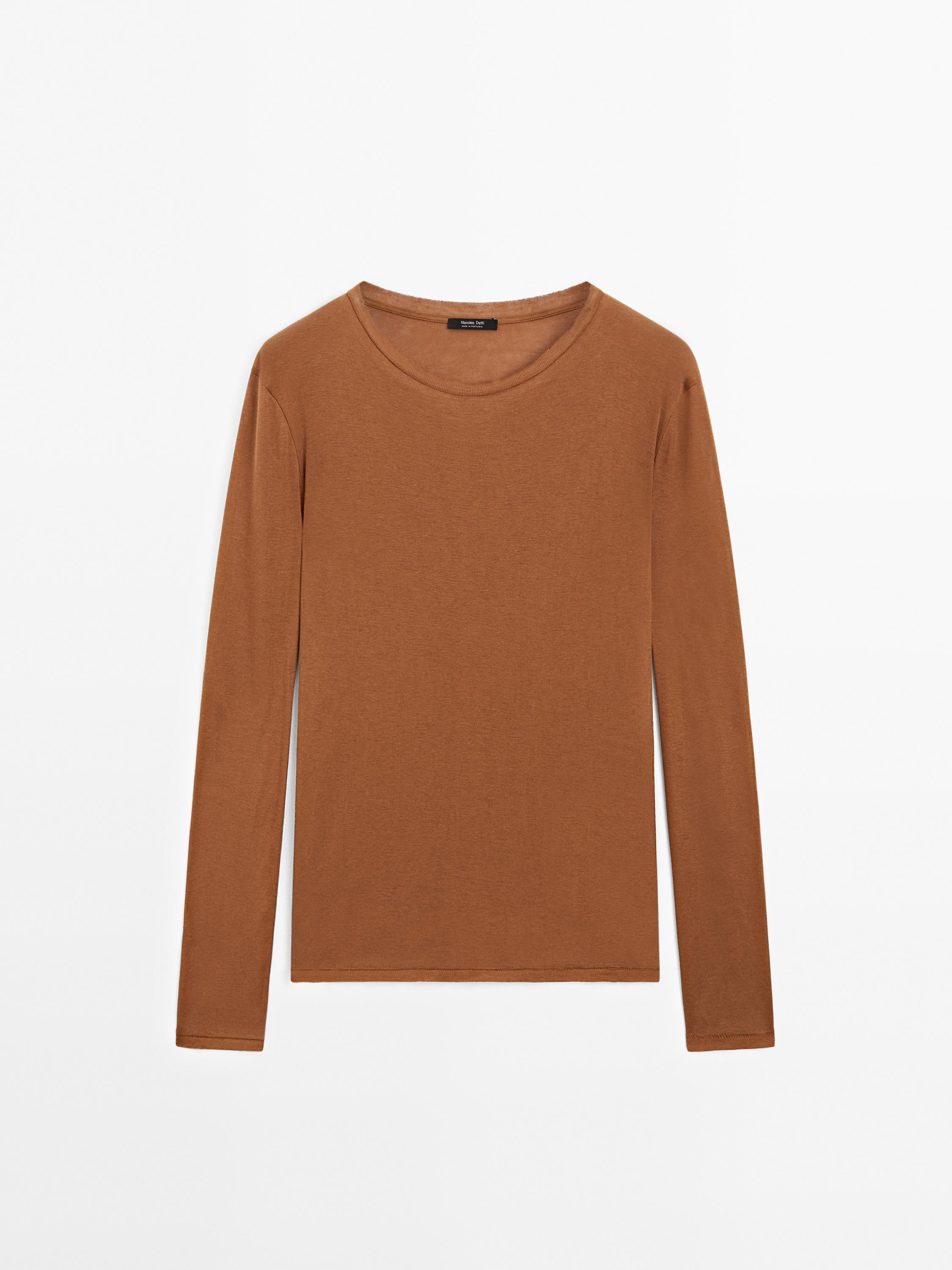 Lightweight t-shirt with collar detail