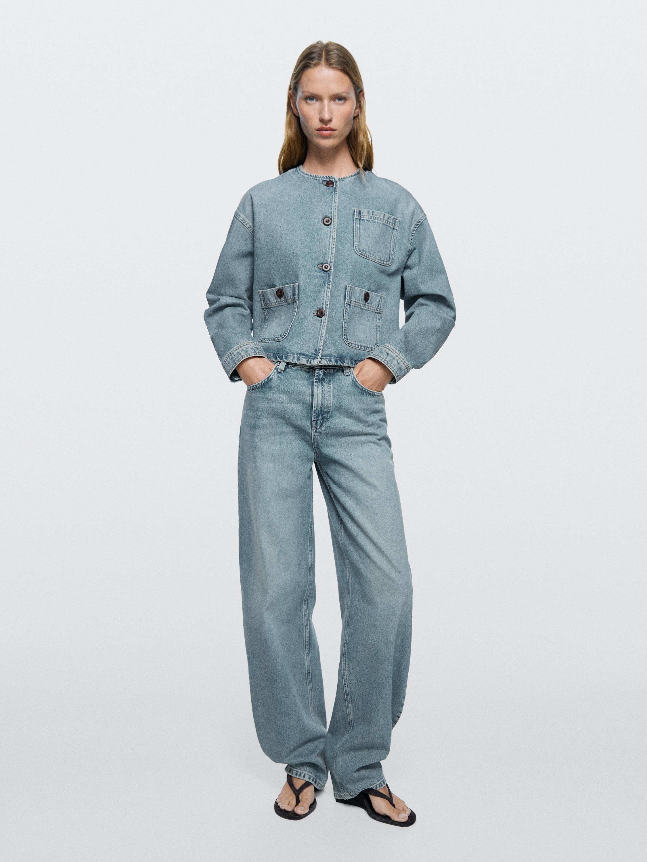 Lichtblauwe denim korte jas met voorzakken en knopen, en bijpassende wijde pijpen broek.